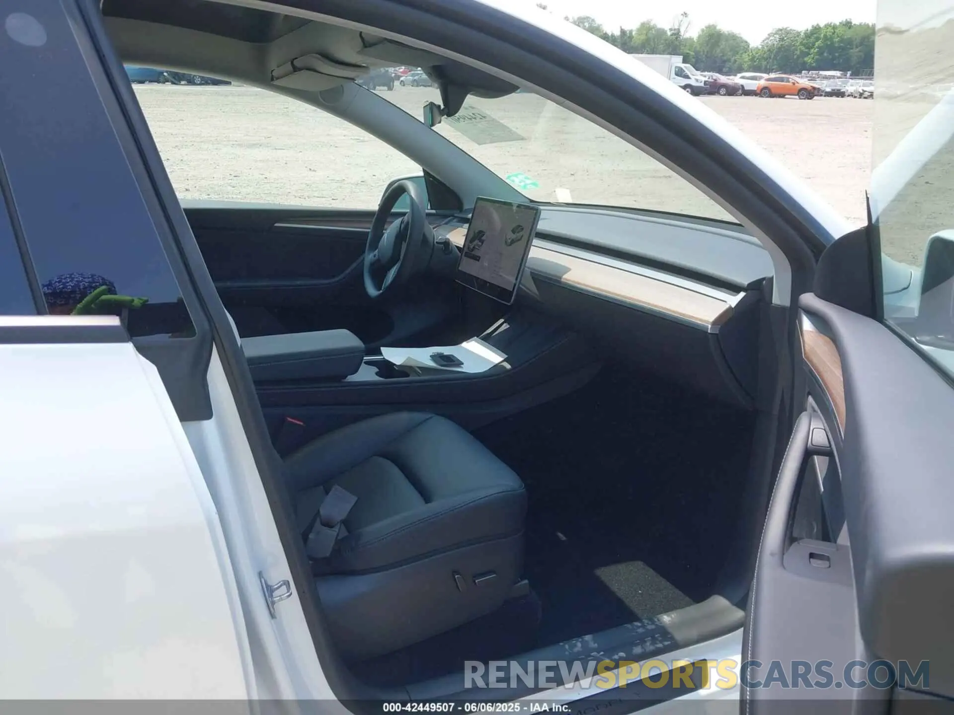 5 Photograph of a damaged car 7SAYGDEE1RF185655 TESLA MODEL Y 2024