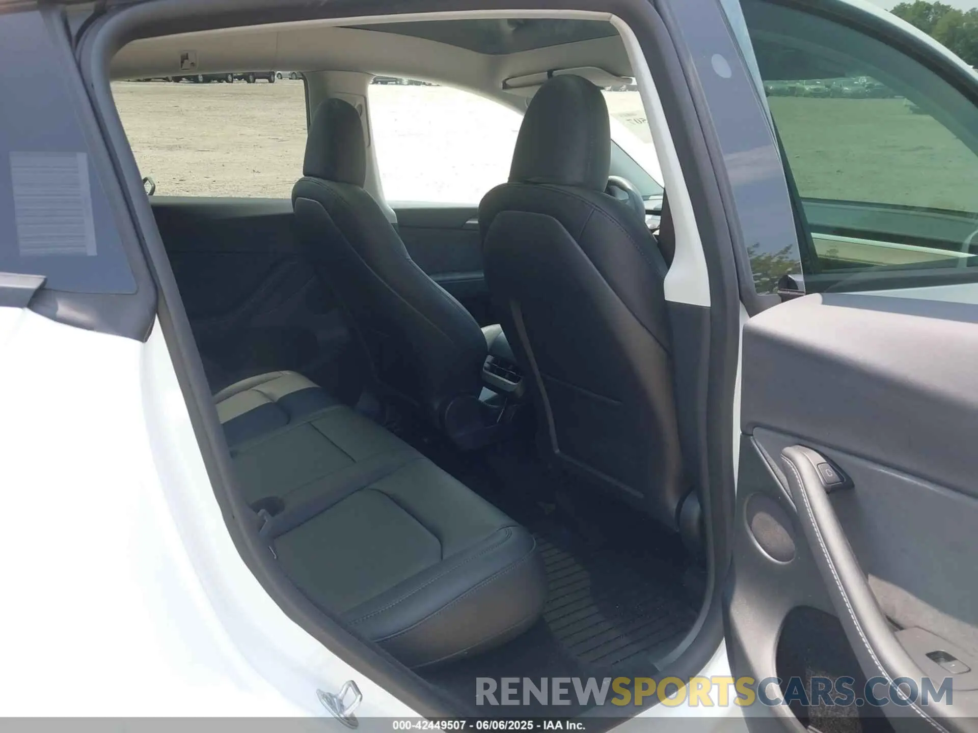 8 Photograph of a damaged car 7SAYGDEE1RF185655 TESLA MODEL Y 2024