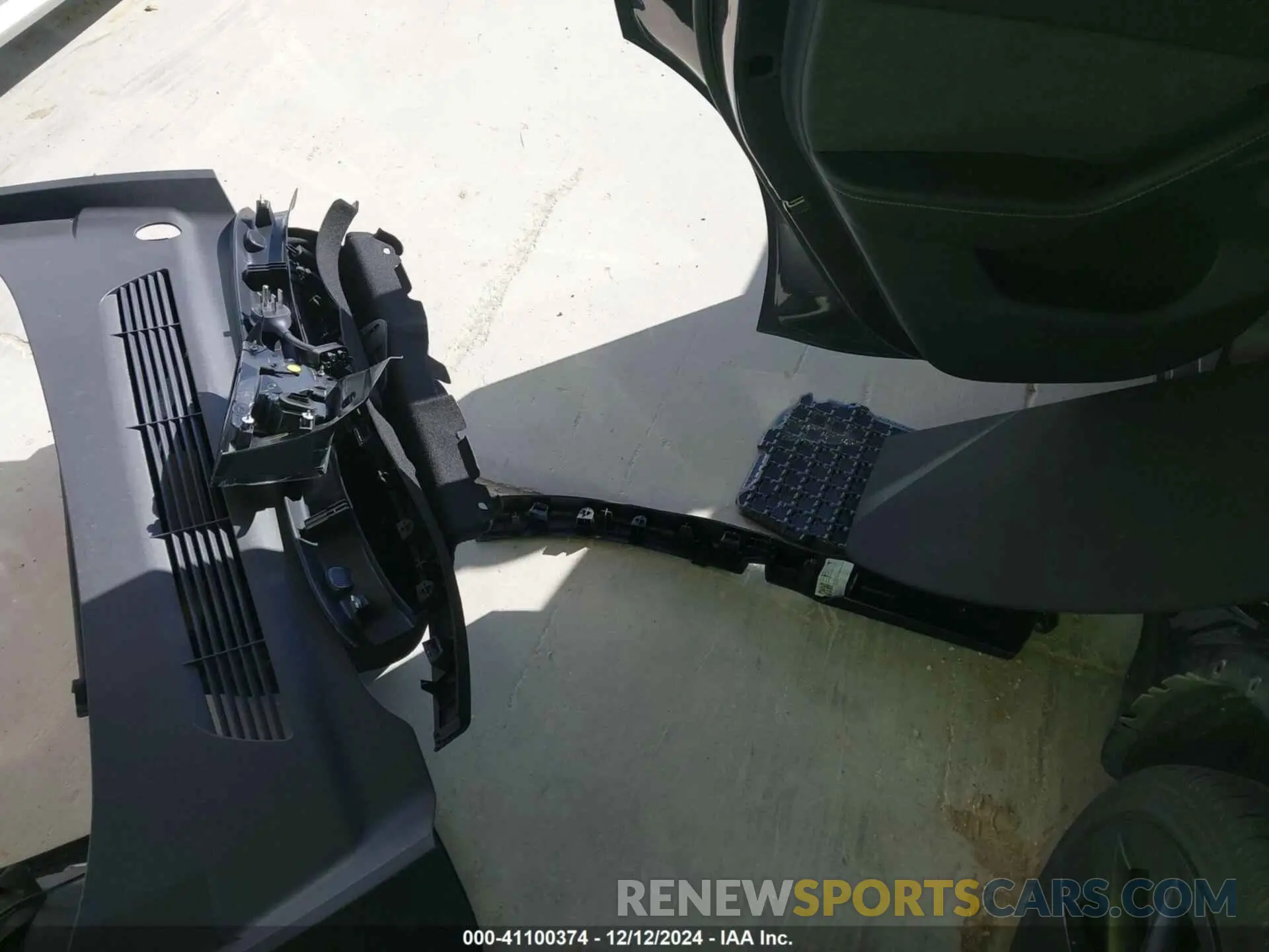 12 Photograph of a damaged car 7SAYGDEE2RA248100 TESLA MODEL Y 2024