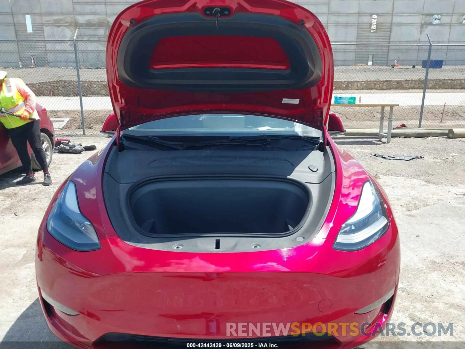 10 Photograph of a damaged car 7SAYGDEE2RA281209 TESLA MODEL Y 2024