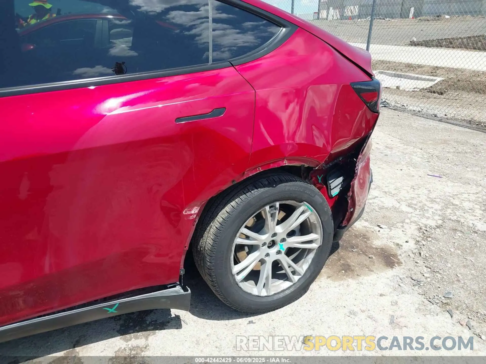 18 Photograph of a damaged car 7SAYGDEE2RA281209 TESLA MODEL Y 2024