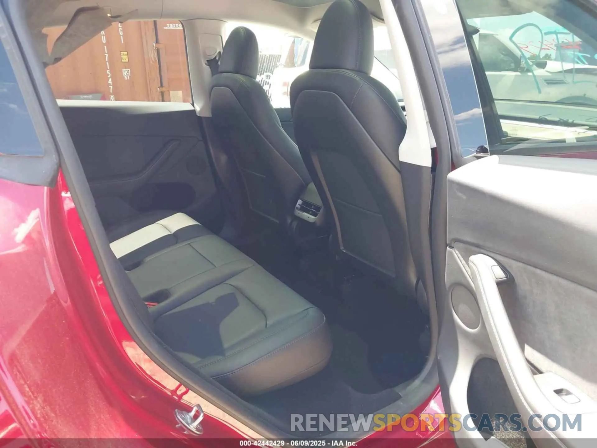 8 Photograph of a damaged car 7SAYGDEE2RA281209 TESLA MODEL Y 2024