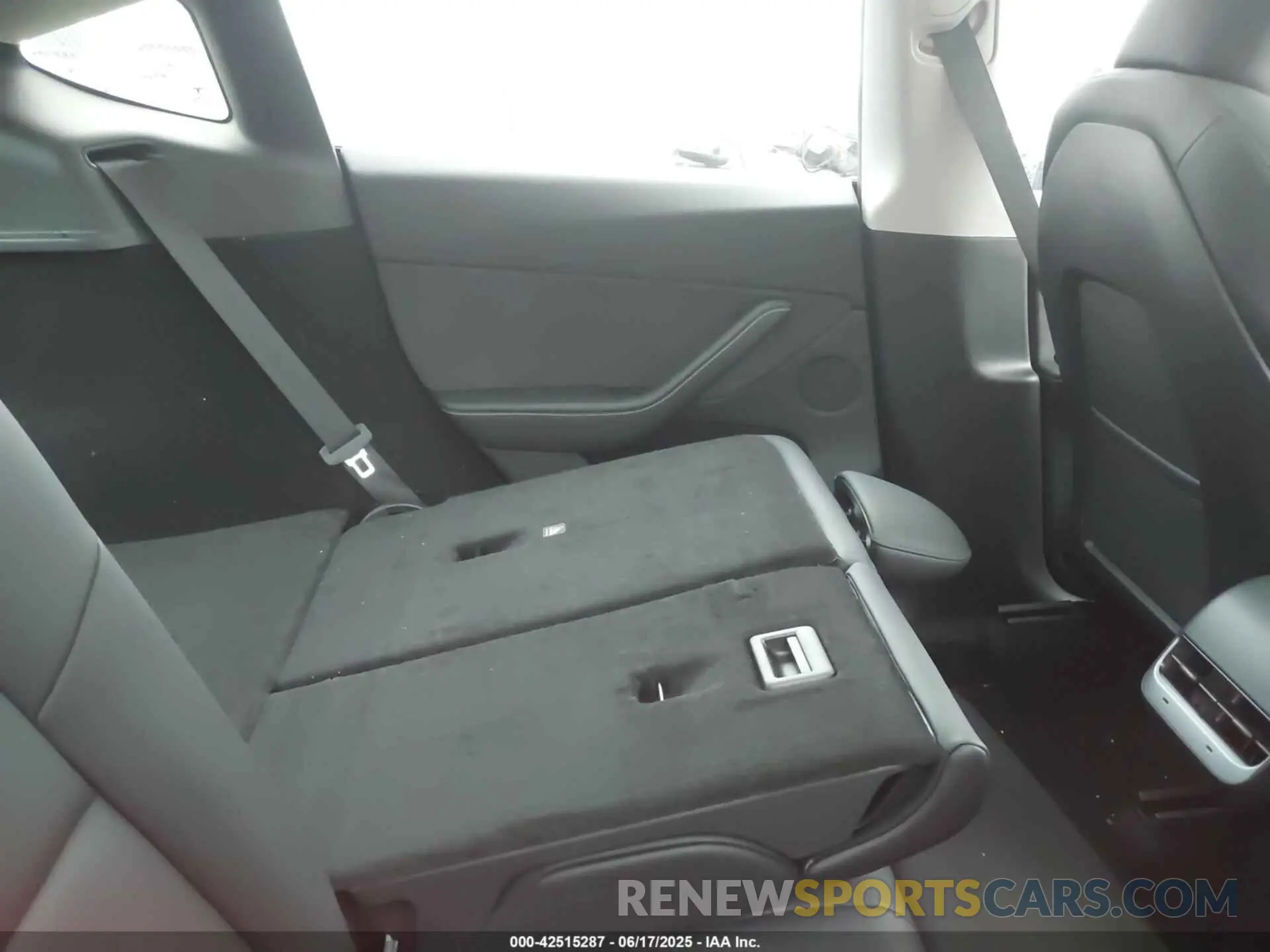 8 Фотография поврежденного автомобиля 7SAYGDEE2RA287463 TESLA MODEL Y 2024