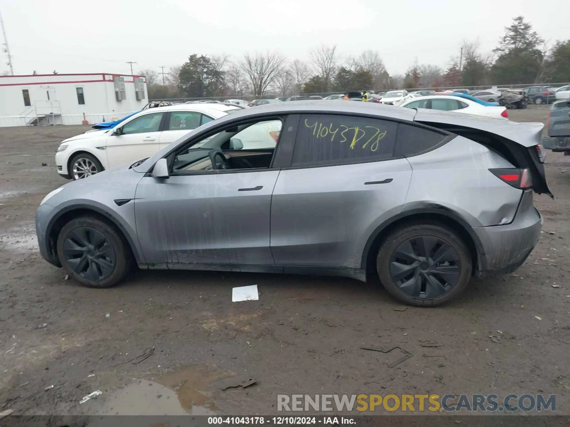 14 Photograph of a damaged car 7SAYGDEE2RA311485 TESLA MODEL Y 2024