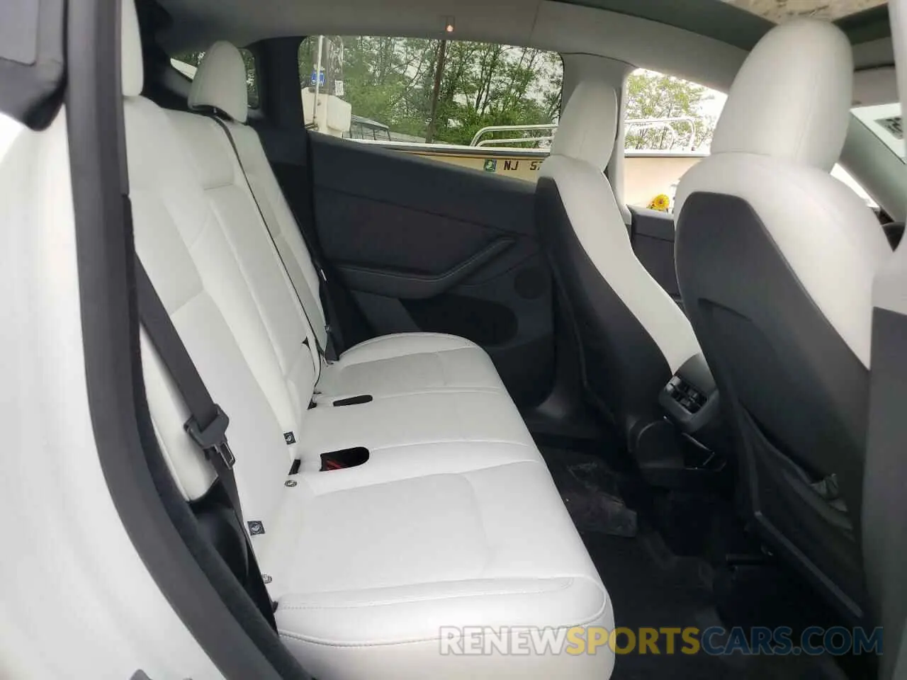 11 Photograph of a damaged car 7SAYGDEE2RA329081 TESLA MODEL Y 2024