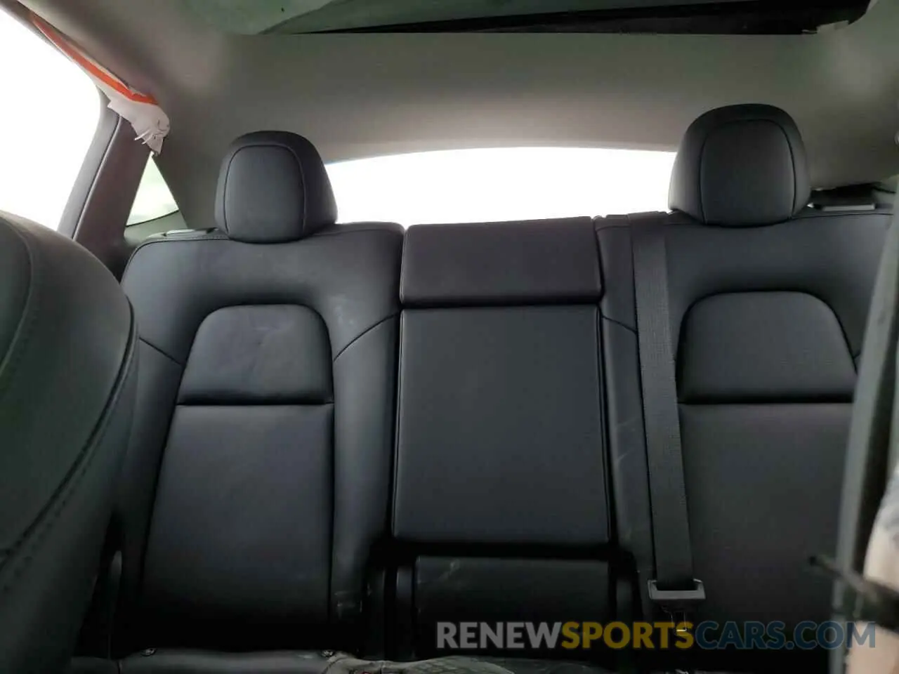 10 Photograph of a damaged car 7SAYGDEE2RF124380 TESLA MODEL Y 2024