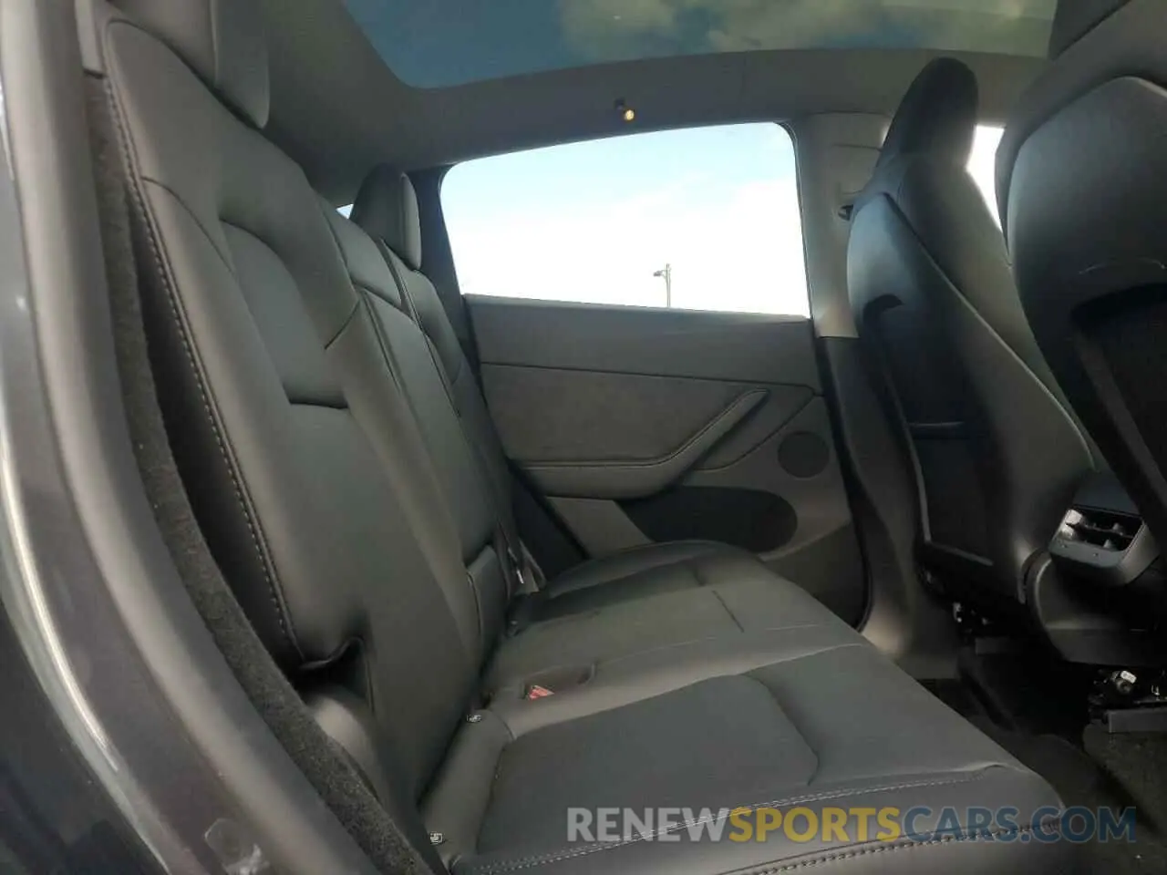 11 Photograph of a damaged car 7SAYGDEE3RA247943 TESLA MODEL Y 2024