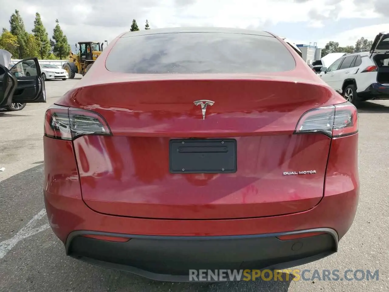 6 Photograph of a damaged car 7SAYGDEE3RA250020 TESLA MODEL Y 2024