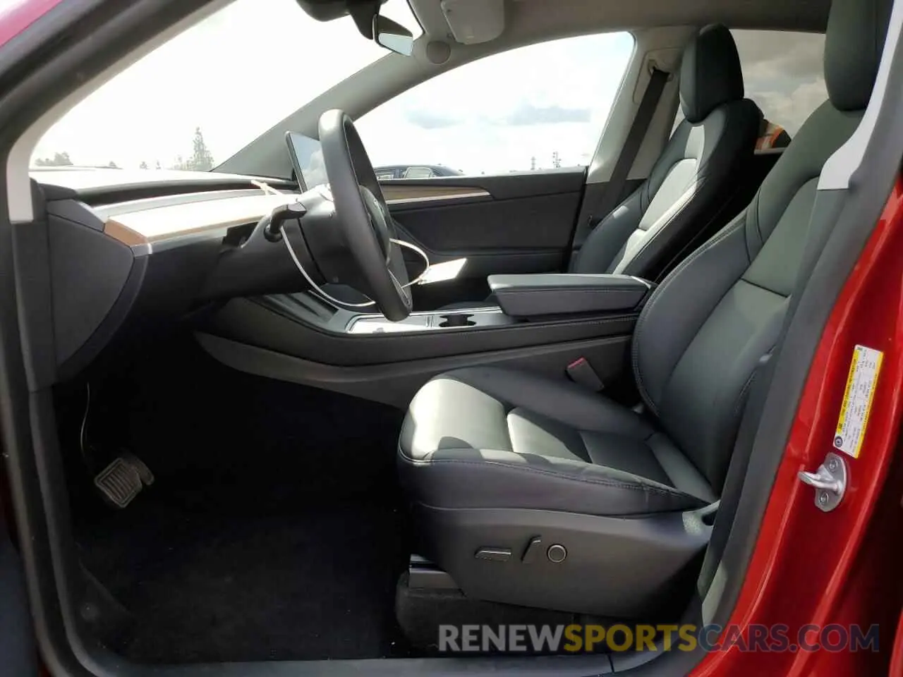 7 Photograph of a damaged car 7SAYGDEE3RA250020 TESLA MODEL Y 2024
