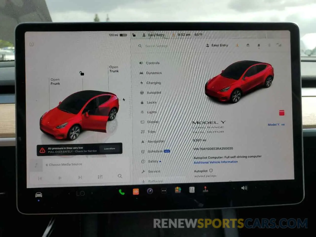 9 Photograph of a damaged car 7SAYGDEE3RA250020 TESLA MODEL Y 2024