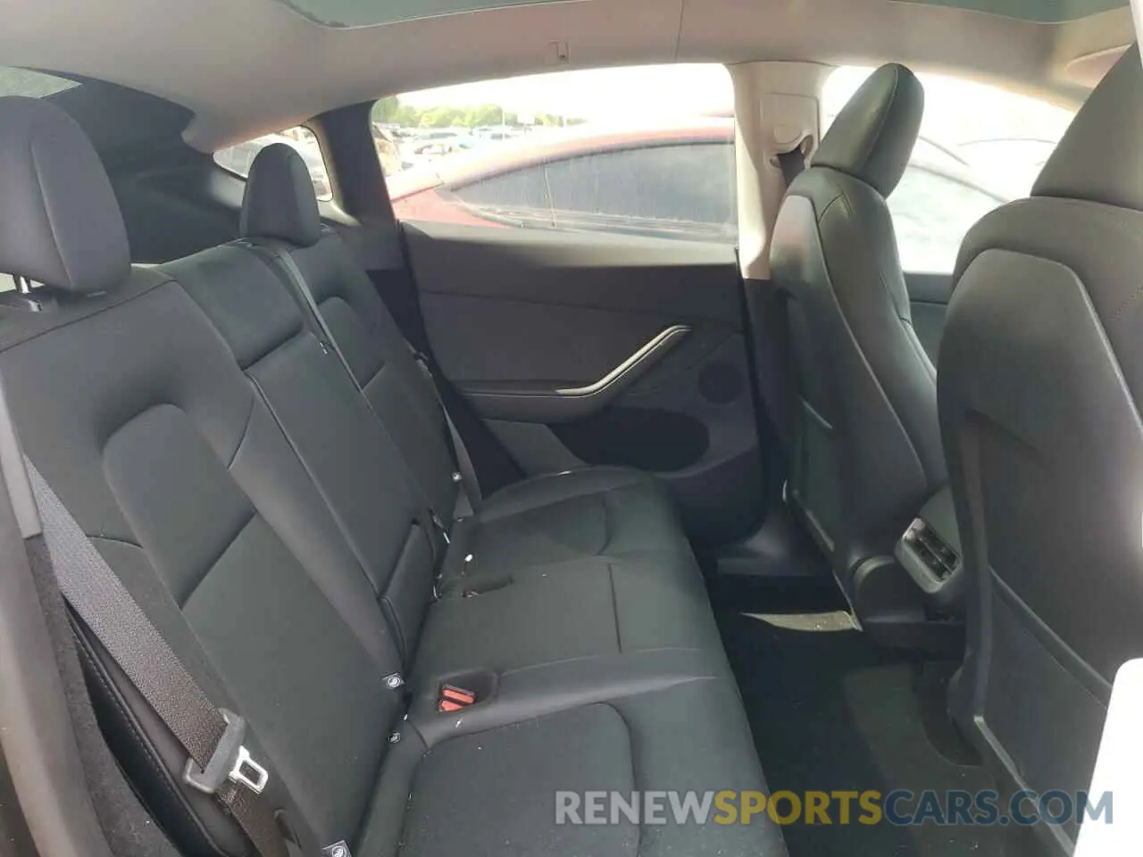 10 Photograph of a damaged car 7SAYGDEE3RA323029 TESLA MODEL Y 2024