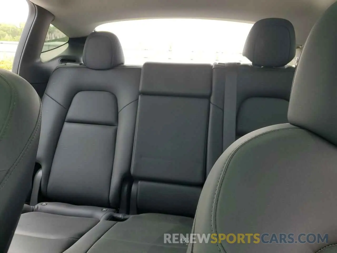 10 Photograph of a damaged car 7SAYGDEE3RF994087 TESLA MODEL Y 2024