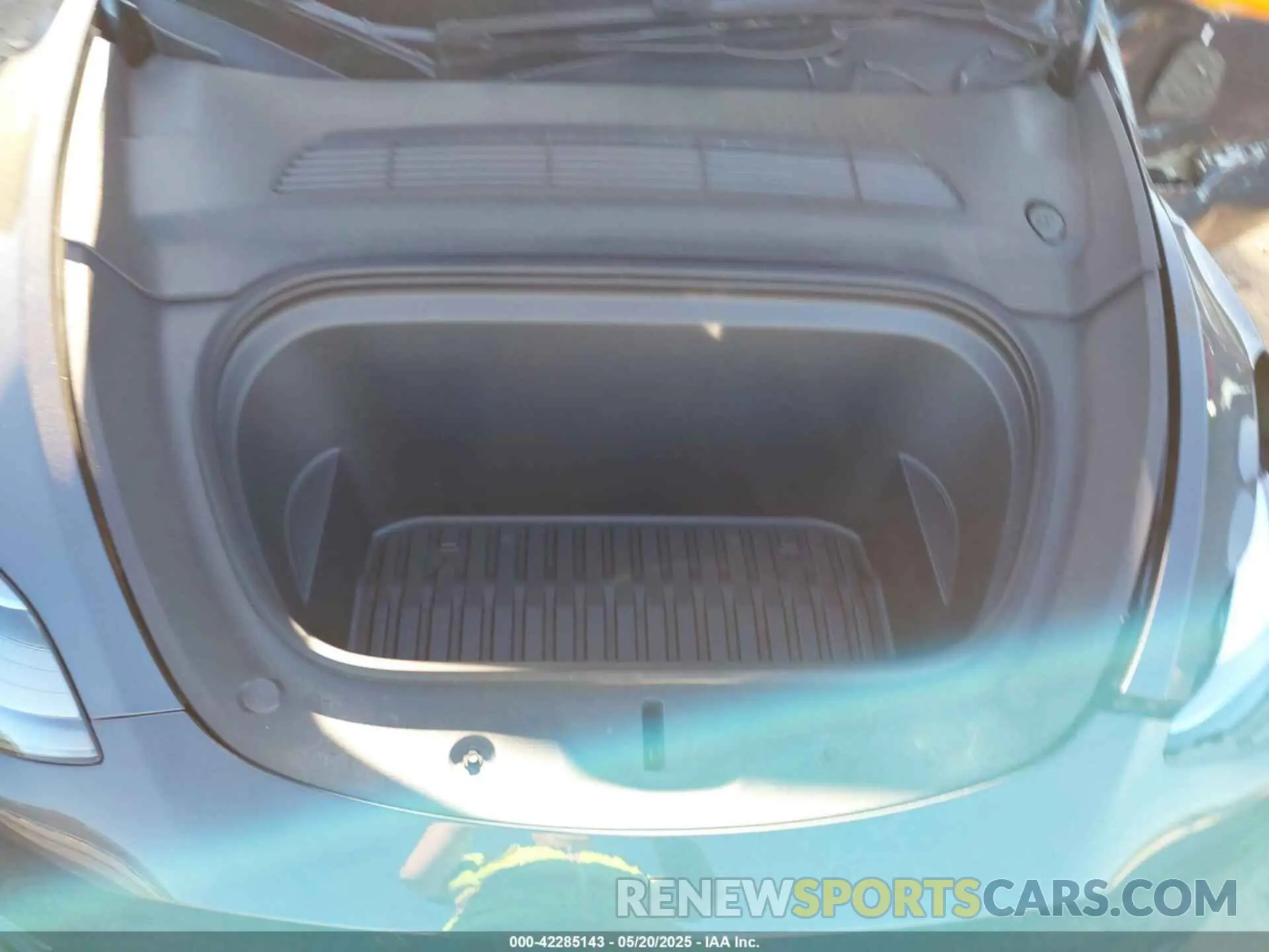 10 Photograph of a damaged car 7SAYGDEE4RA283298 TESLA MODEL Y 2024