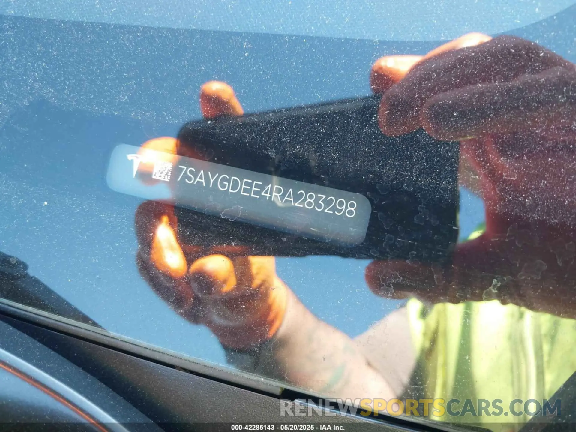19 Photograph of a damaged car 7SAYGDEE4RA283298 TESLA MODEL Y 2024