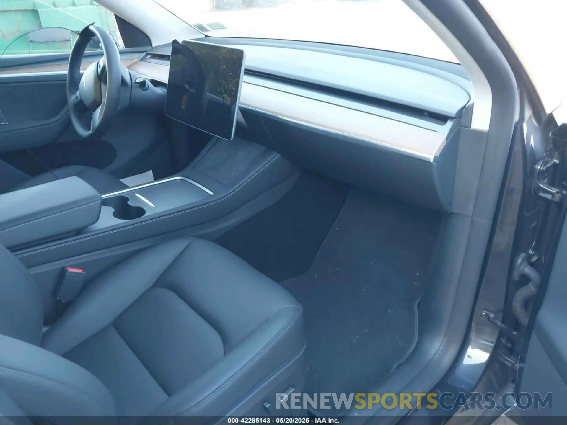 5 Photograph of a damaged car 7SAYGDEE4RA283298 TESLA MODEL Y 2024