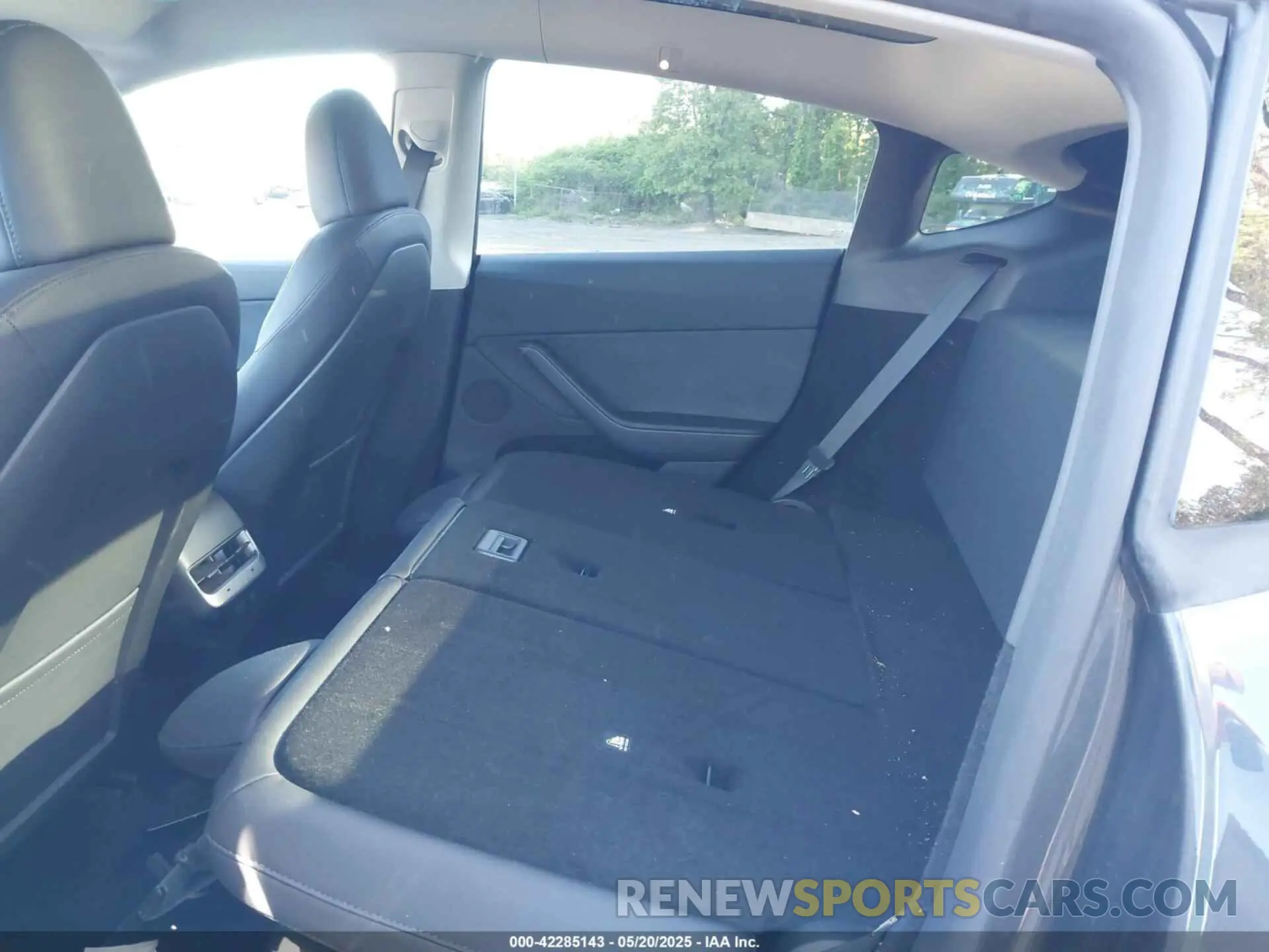 8 Photograph of a damaged car 7SAYGDEE4RA283298 TESLA MODEL Y 2024