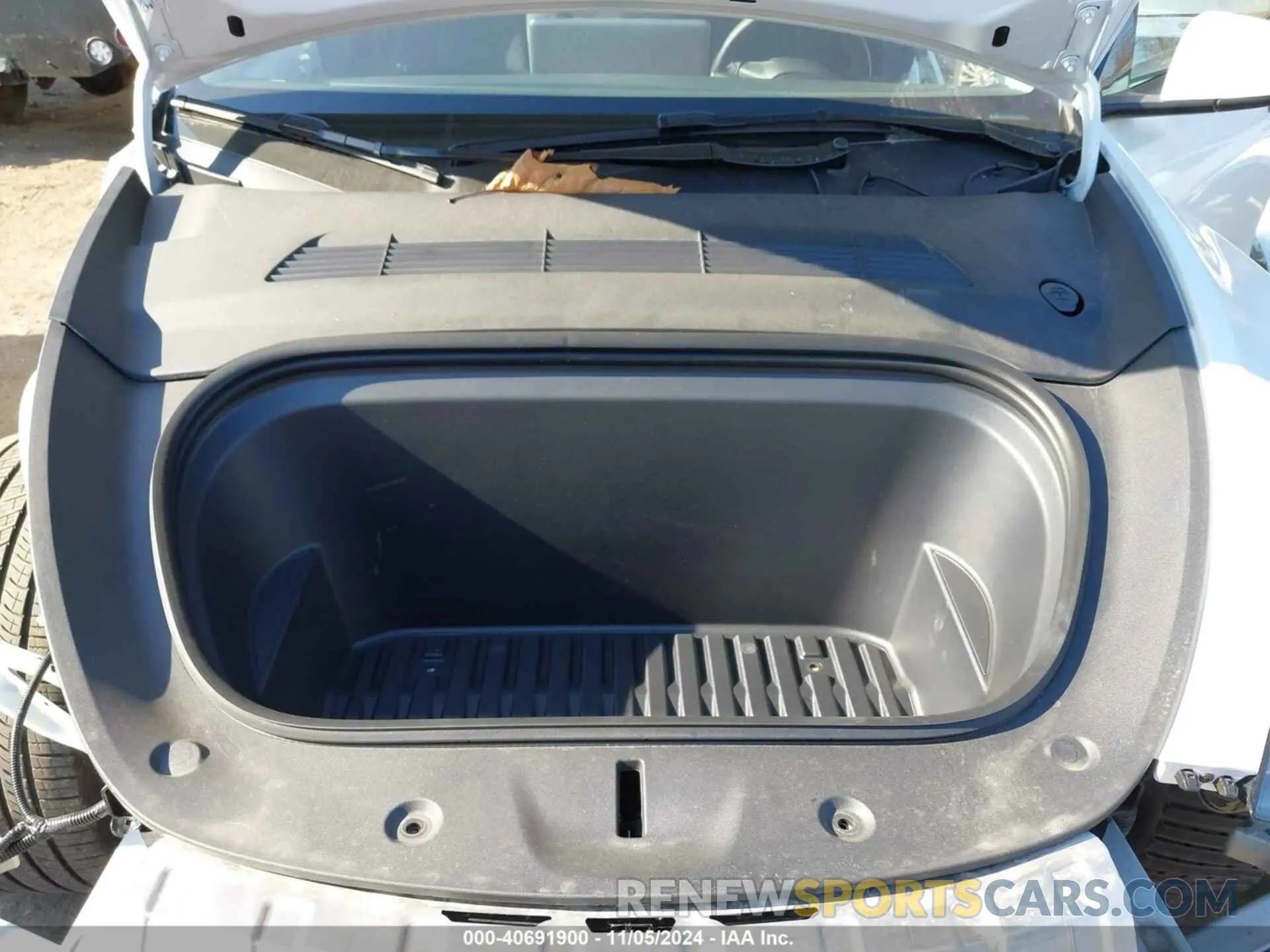 10 Photograph of a damaged car 7SAYGDEE4RA285178 TESLA MODEL Y 2024