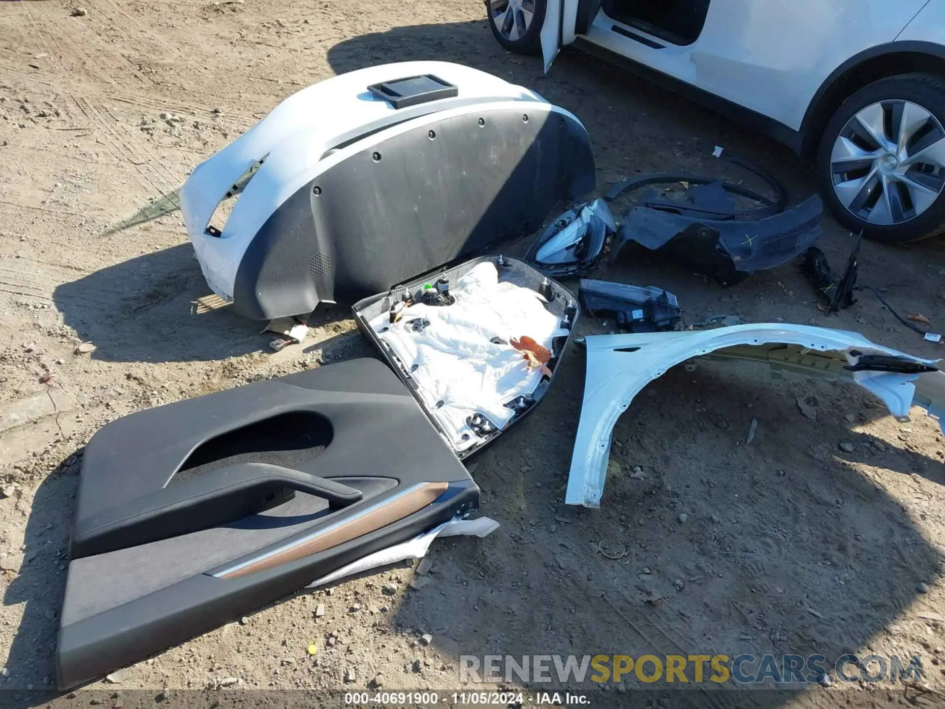 12 Photograph of a damaged car 7SAYGDEE4RA285178 TESLA MODEL Y 2024