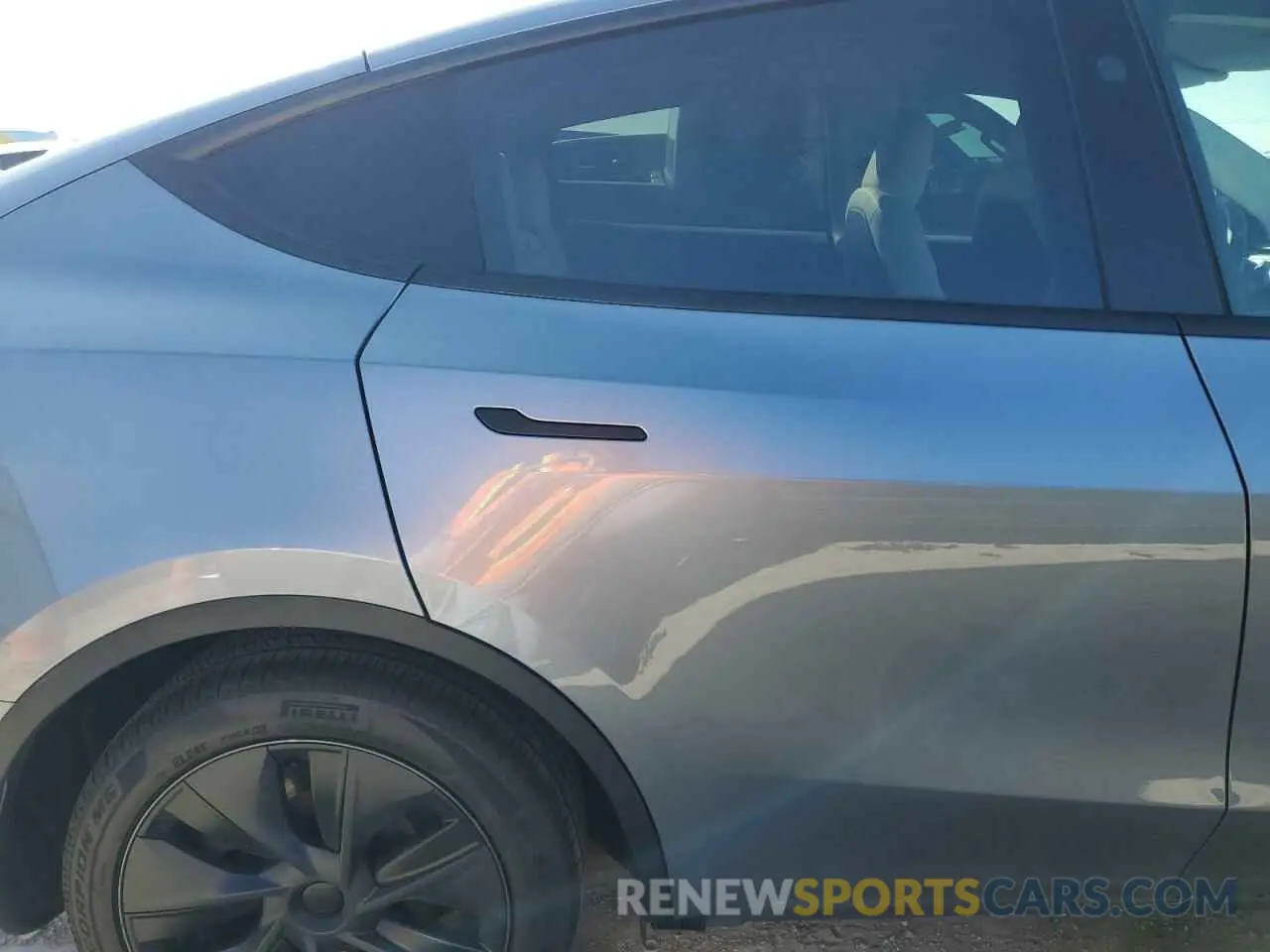 10 Photograph of a damaged car 7SAYGDEE4RA319460 TESLA MODEL Y 2024