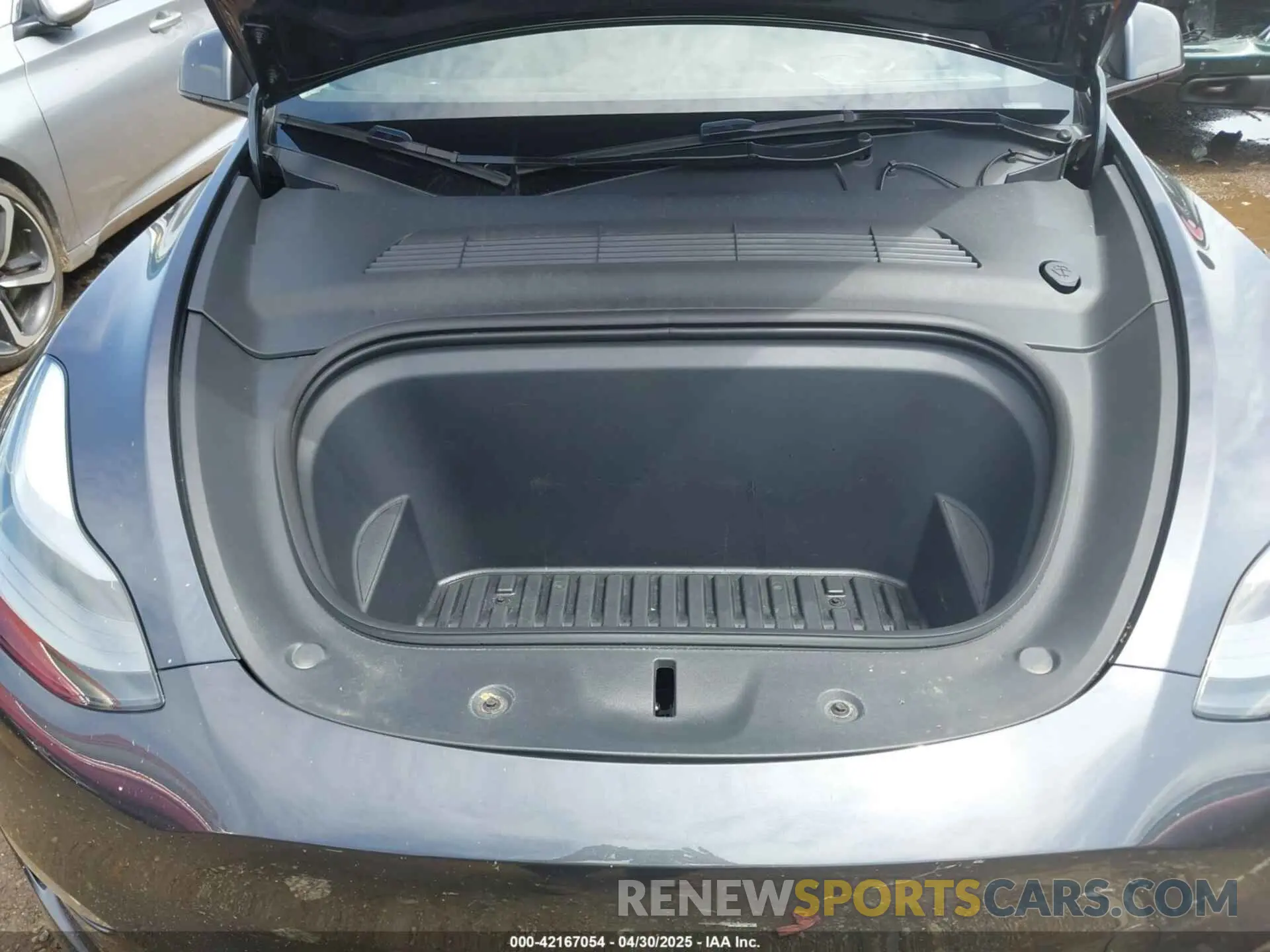 10 Photograph of a damaged car 7SAYGDEE5RA224759 TESLA MODEL Y 2024