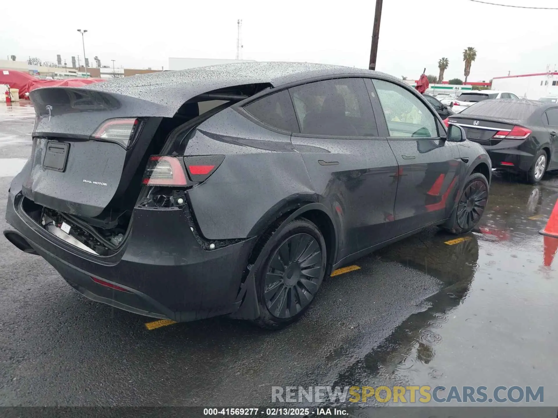 4 Photograph of a damaged car 7SAYGDEE5RA241433 TESLA MODEL Y 2024