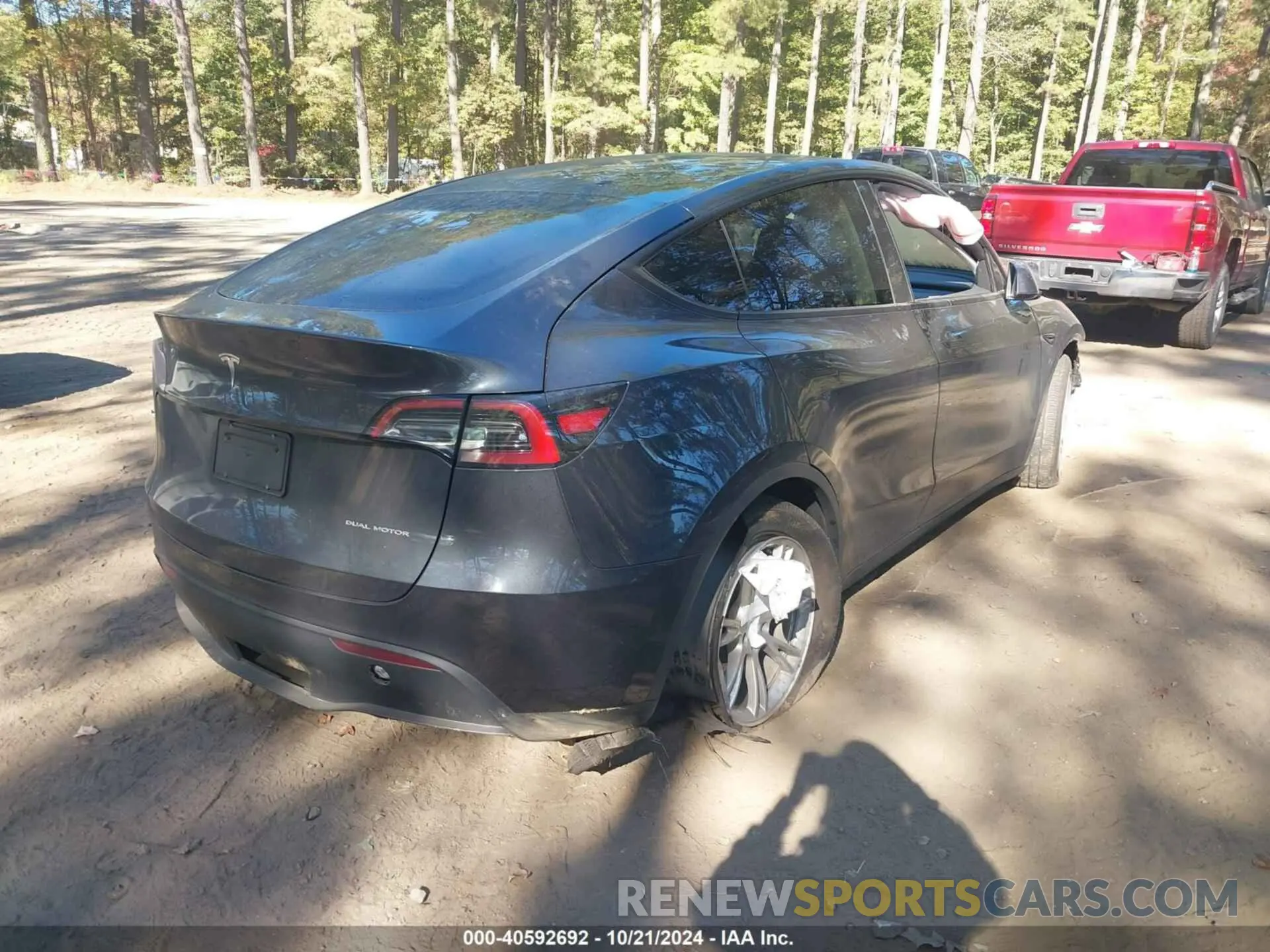 4 Photograph of a damaged car 7SAYGDEE5RA245983 TESLA MODEL Y 2024