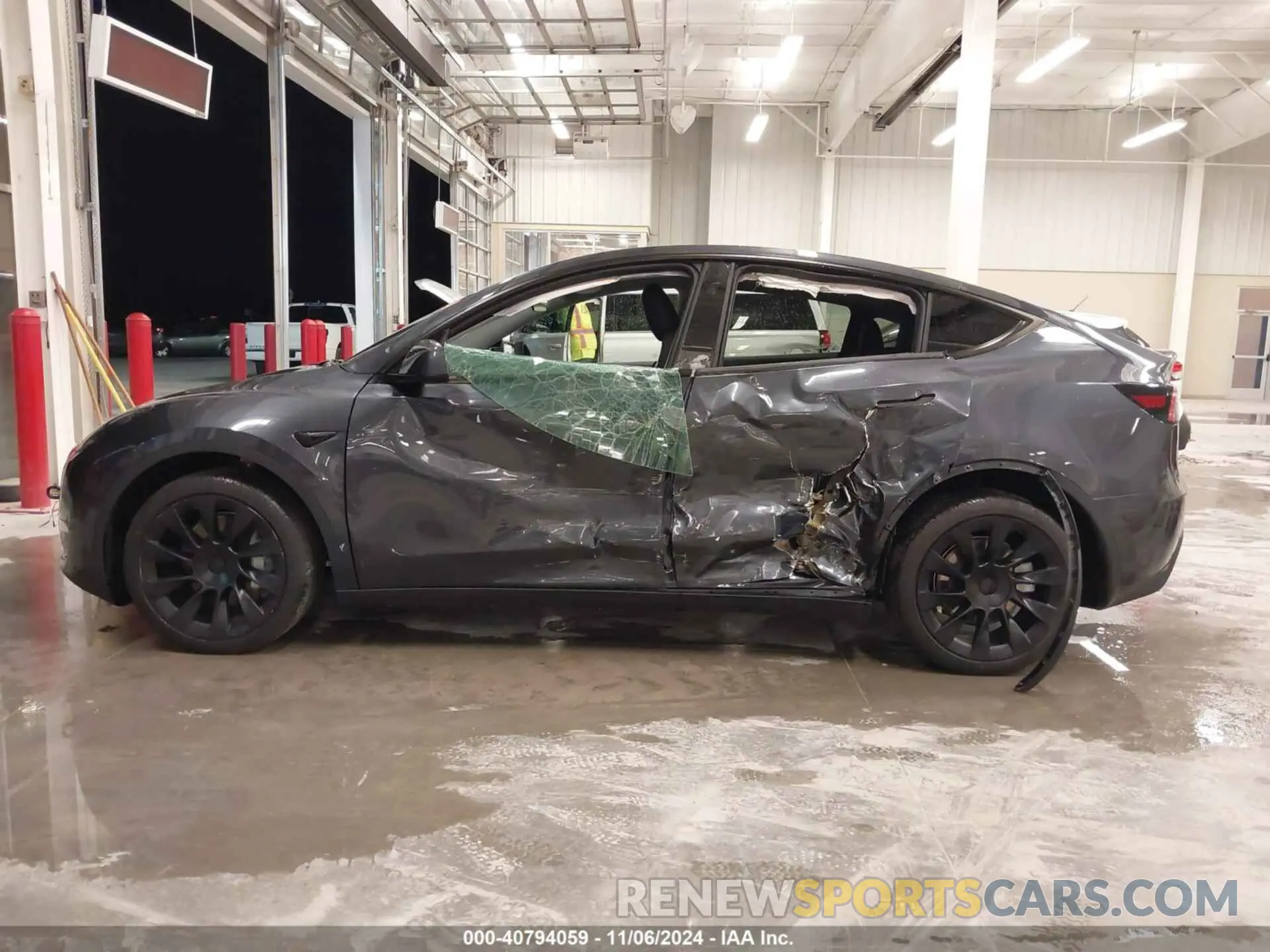 14 Photograph of a damaged car 7SAYGDEE5RA284010 TESLA MODEL Y 2024