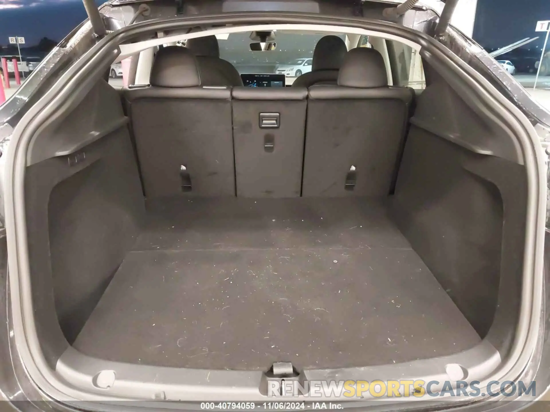 19 Photograph of a damaged car 7SAYGDEE5RA284010 TESLA MODEL Y 2024