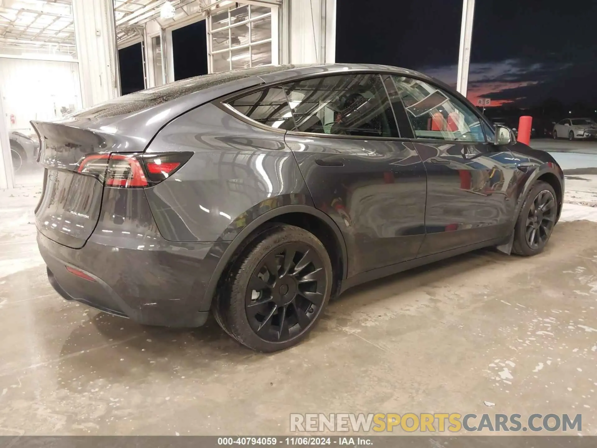 4 Photograph of a damaged car 7SAYGDEE5RA284010 TESLA MODEL Y 2024