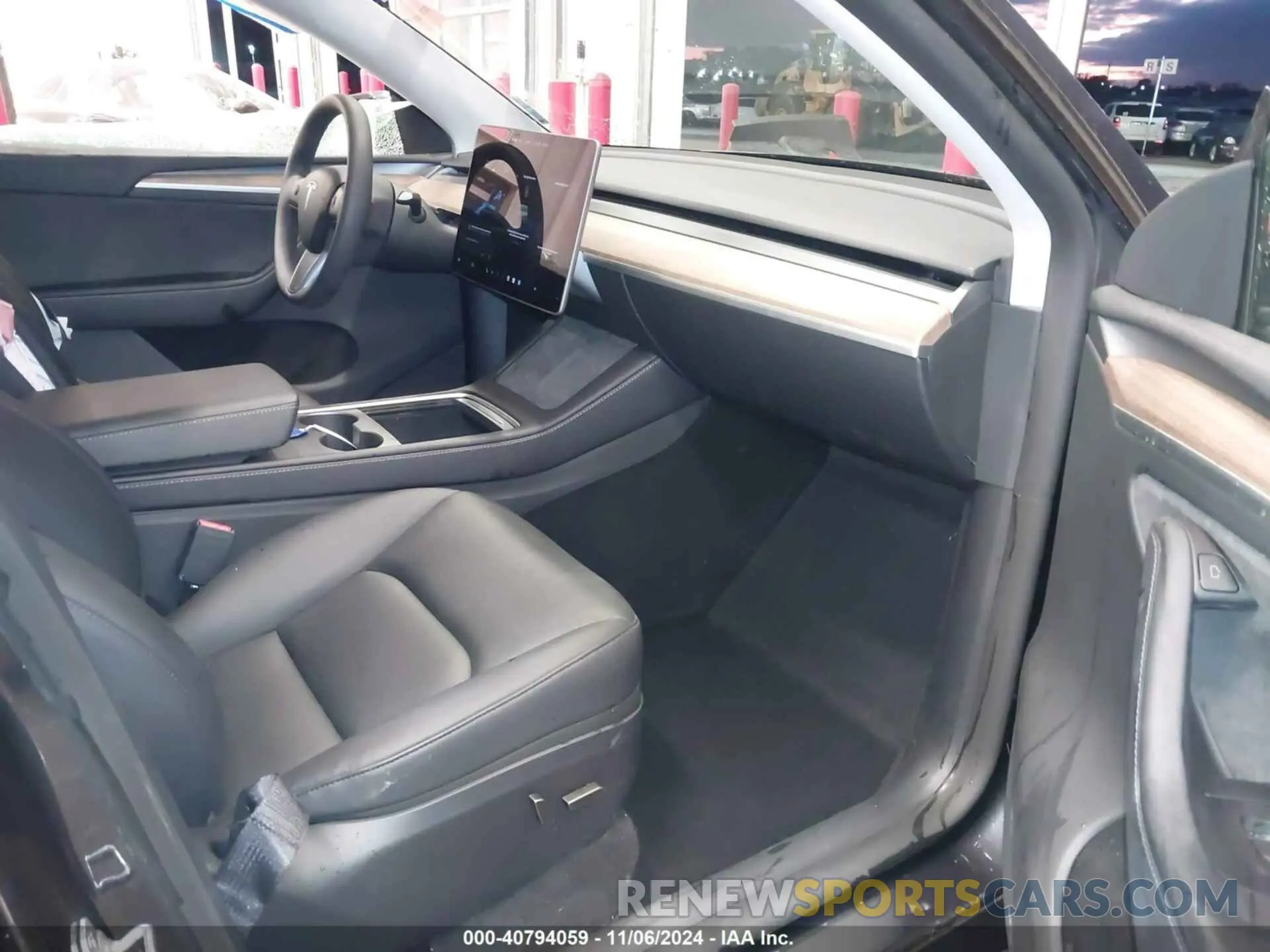 5 Photograph of a damaged car 7SAYGDEE5RA284010 TESLA MODEL Y 2024