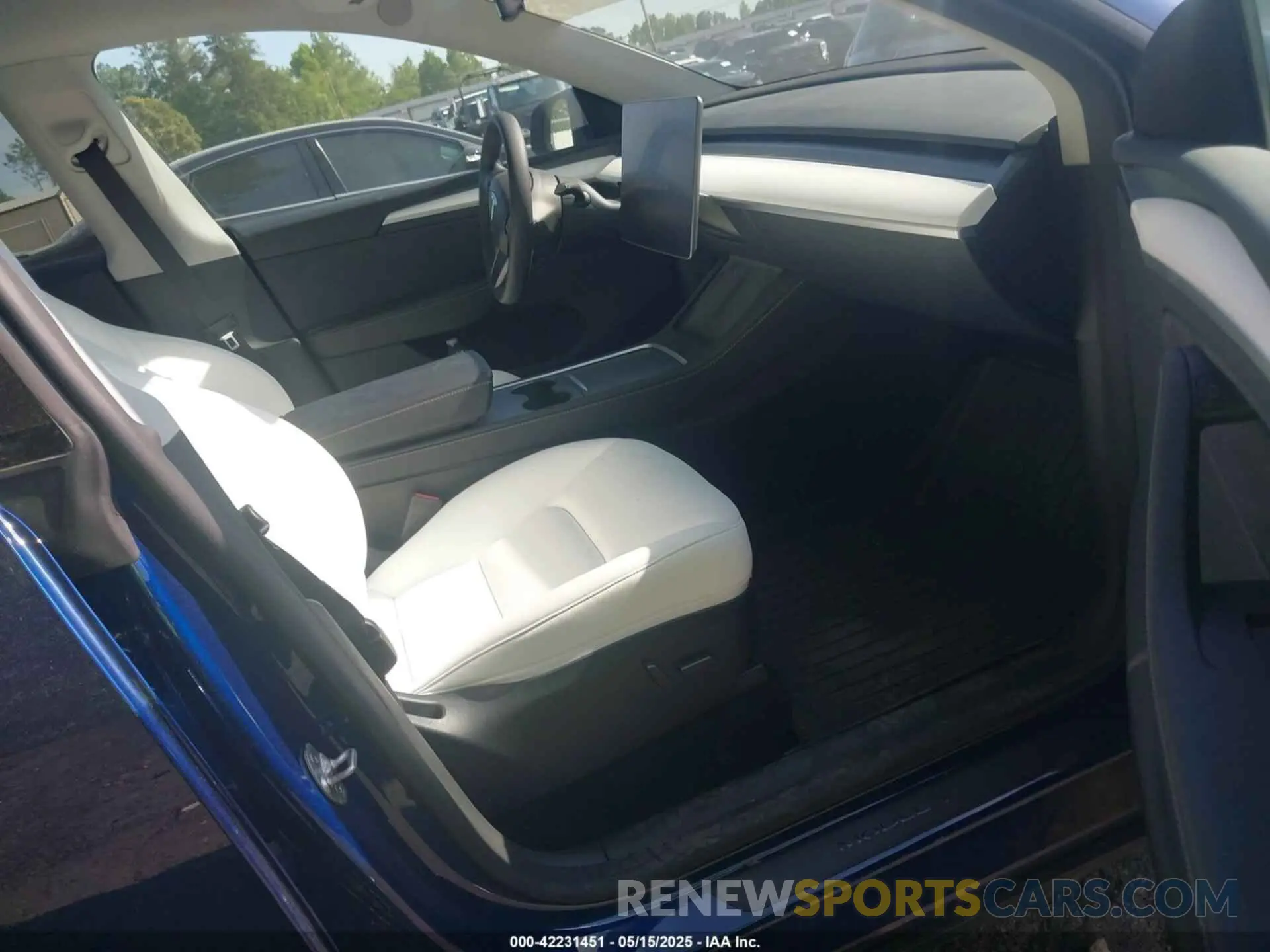 5 Photograph of a damaged car 7SAYGDEE5RA285075 TESLA MODEL Y 2024