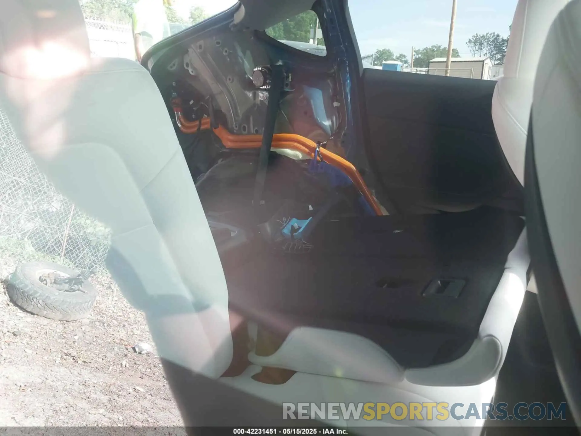 8 Photograph of a damaged car 7SAYGDEE5RA285075 TESLA MODEL Y 2024