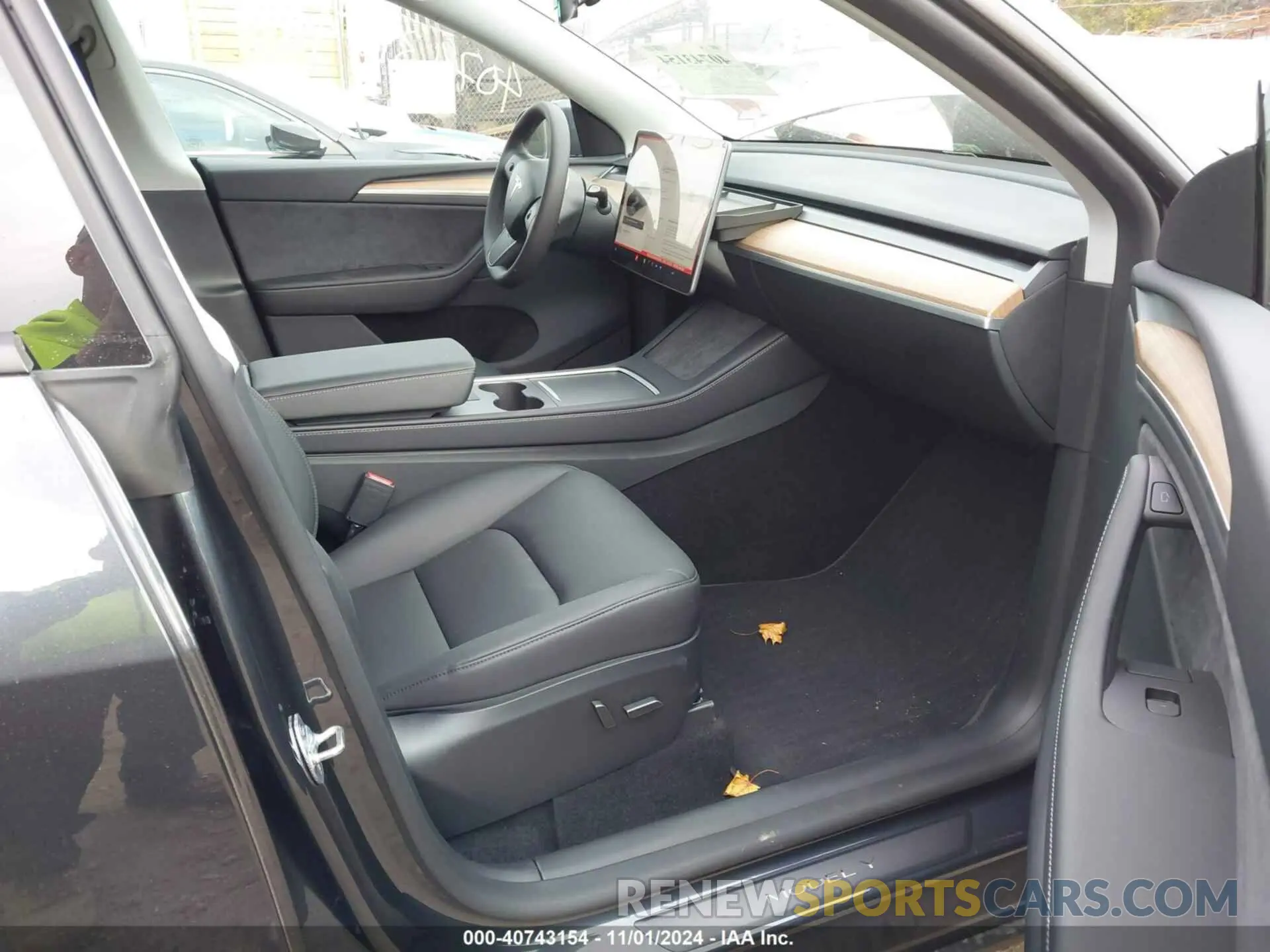 5 Photograph of a damaged car 7SAYGDEE5RA325008 TESLA MODEL Y 2024