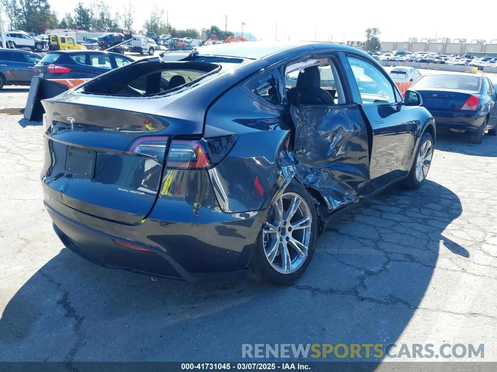 4 Photograph of a damaged car 7SAYGDEE5RF003424 TESLA MODEL Y 2024