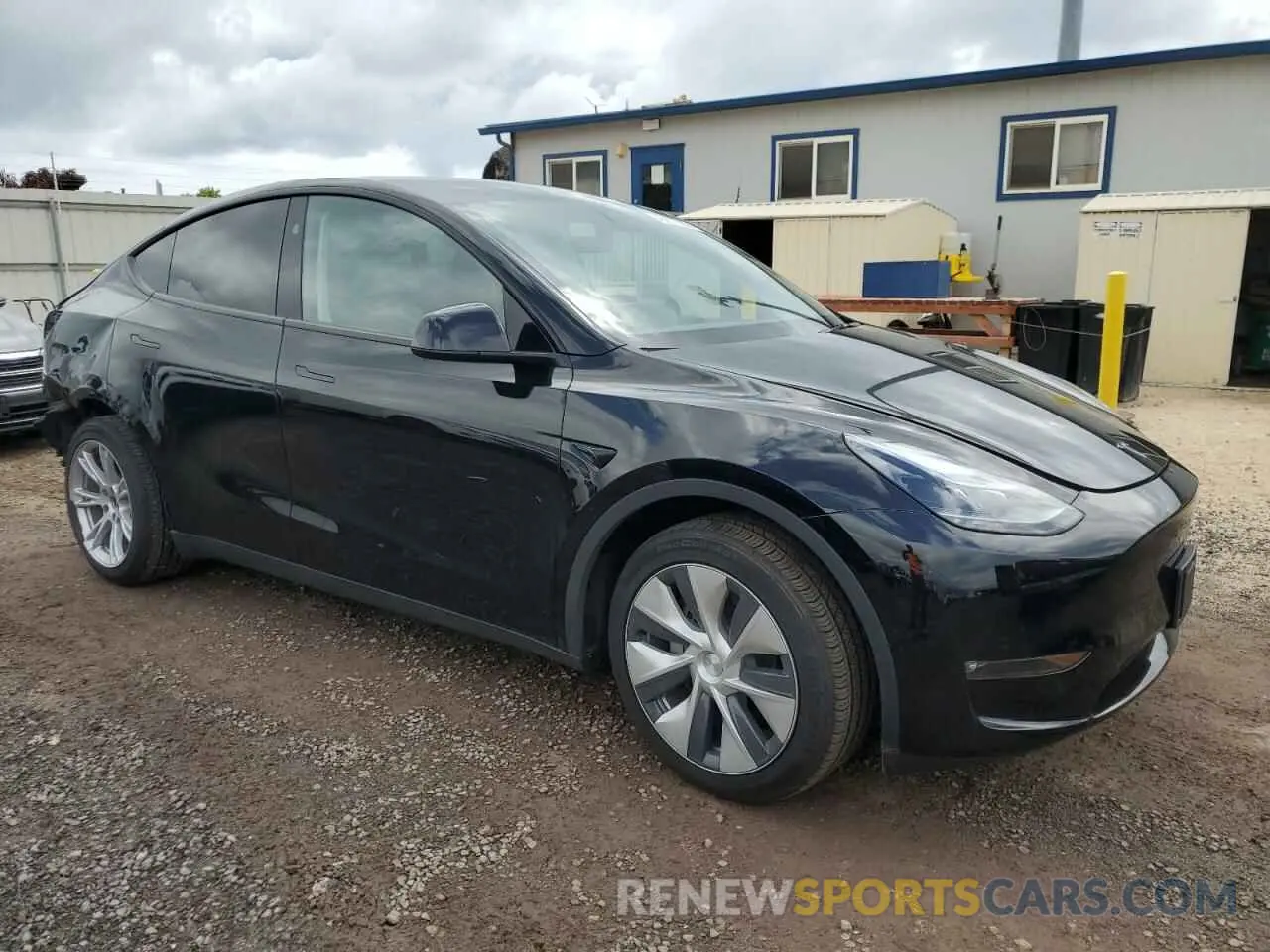 4 Photograph of a damaged car 7SAYGDEE5RF983821 TESLA MODEL Y 2024