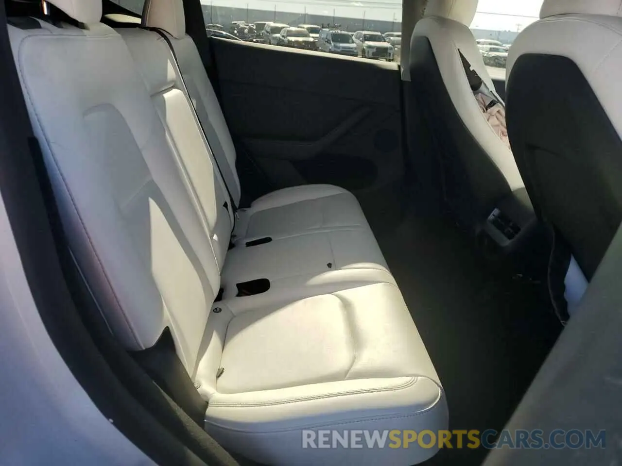 10 Photograph of a damaged car 7SAYGDEE6RA261884 TESLA MODEL Y 2024