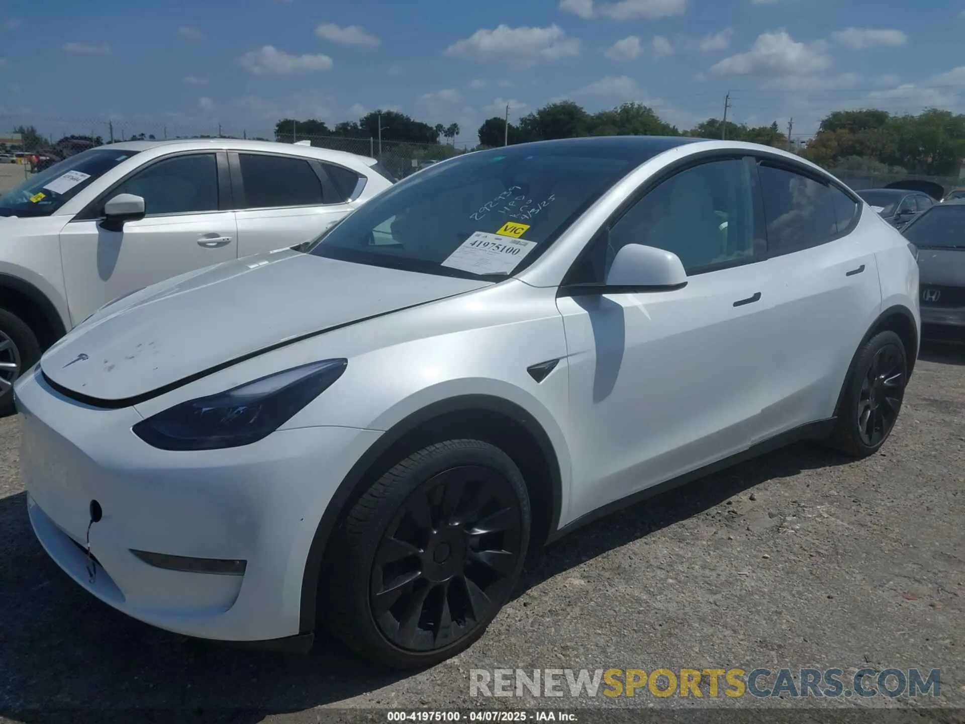 2 Photograph of a damaged car 7SAYGDEE6RA292939 TESLA MODEL Y 2024