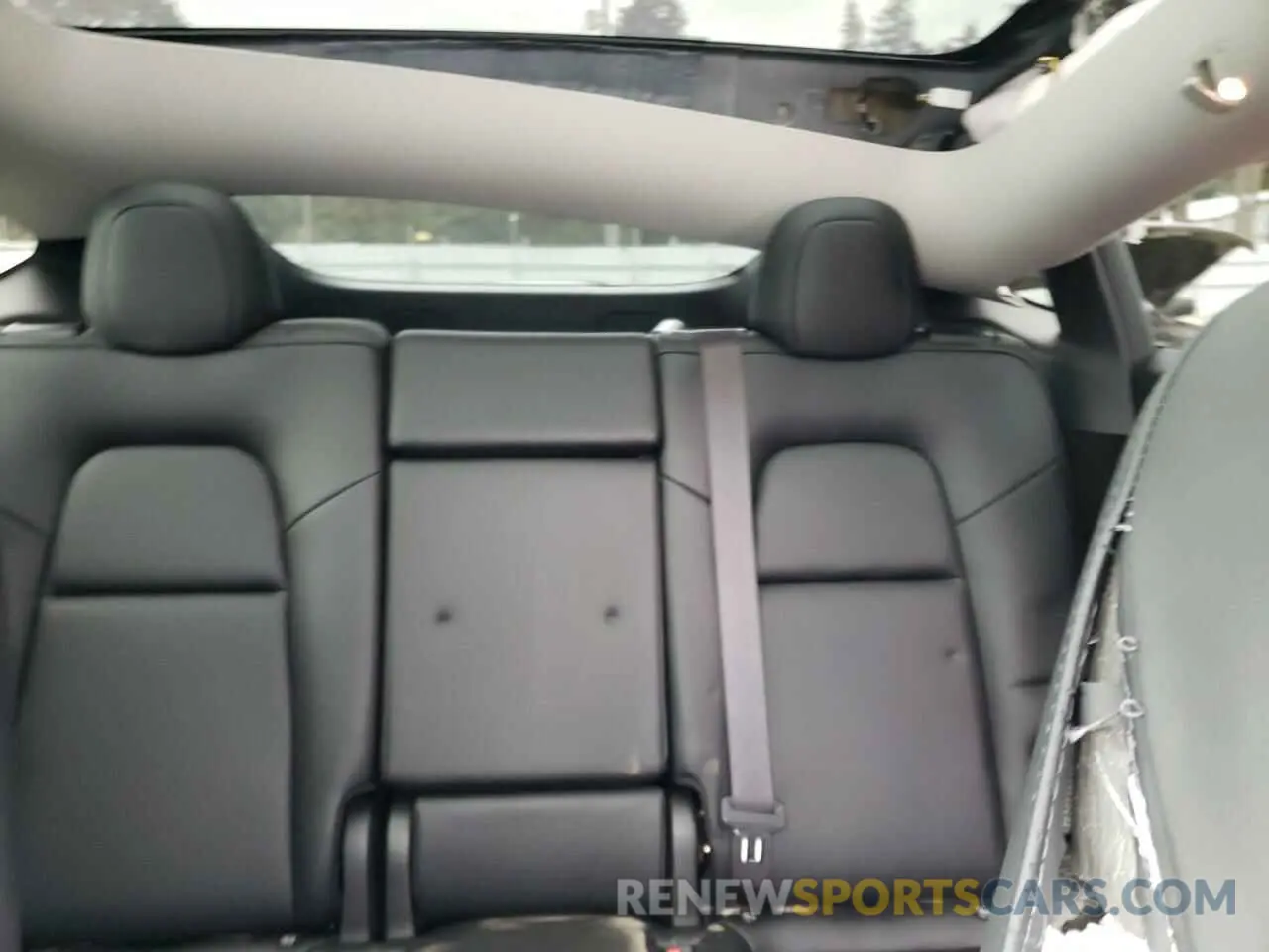 10 Photograph of a damaged car 7SAYGDEE6RF013587 TESLA MODEL Y 2024