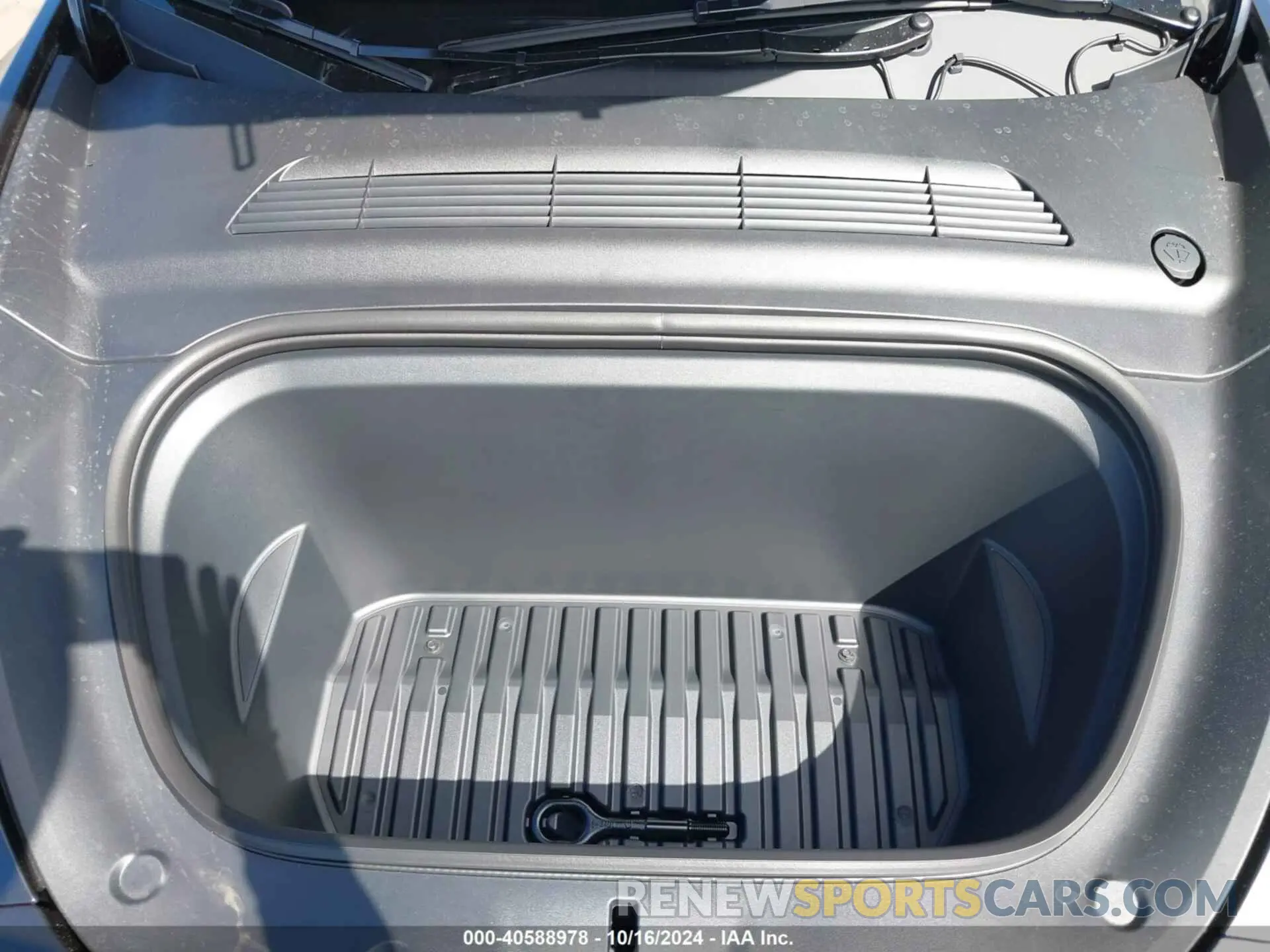 10 Photograph of a damaged car 7SAYGDEE6RF183836 TESLA MODEL Y 2024