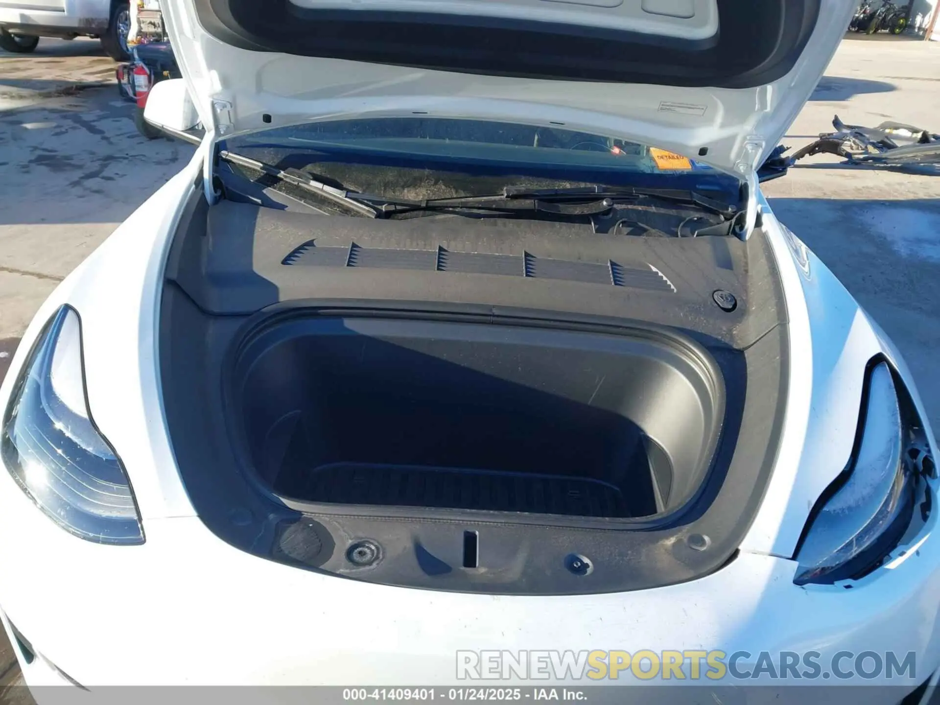 10 Photograph of a damaged car 7SAYGDEE7RA273395 TESLA MODEL Y 2024
