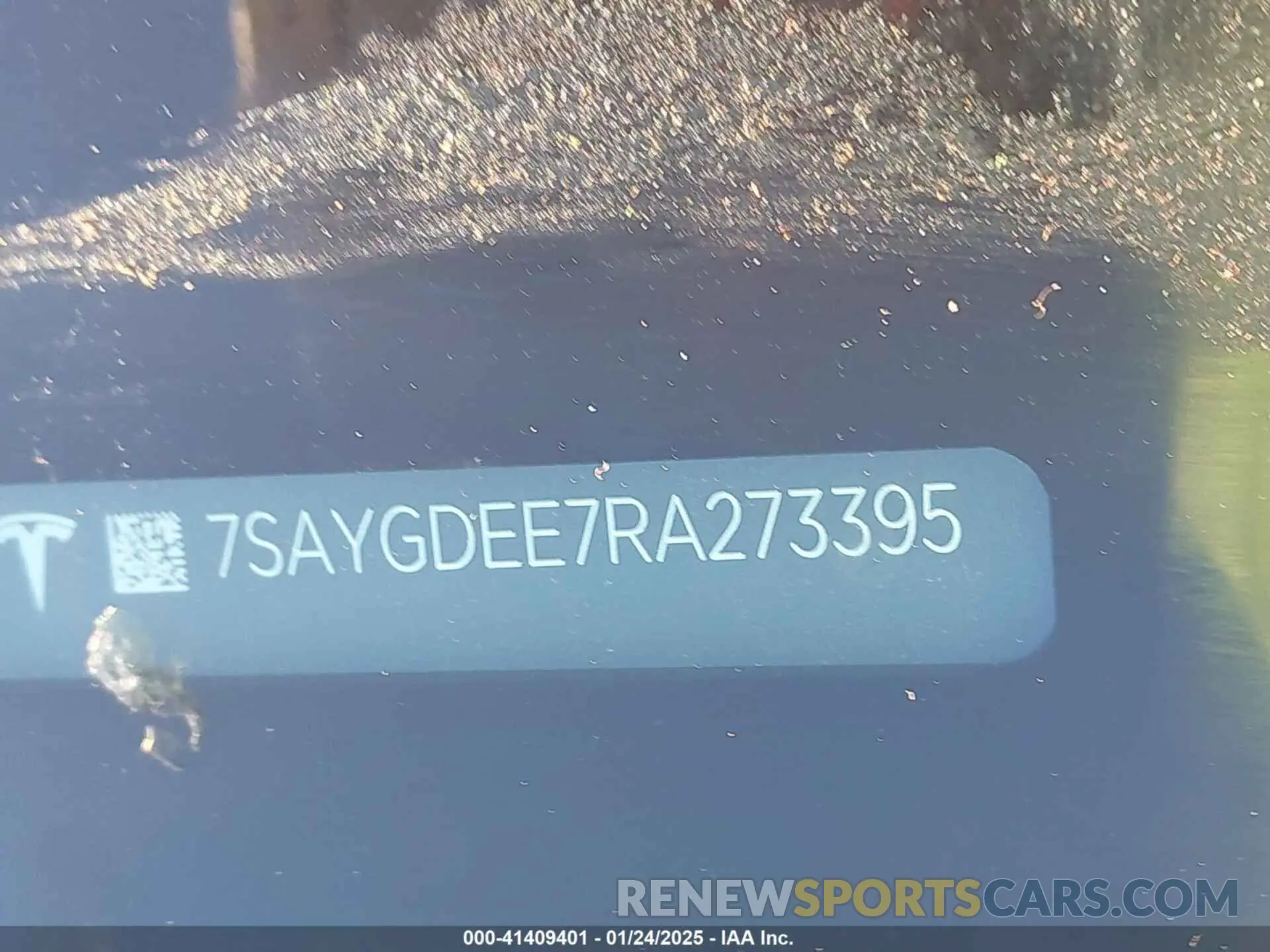 19 Photograph of a damaged car 7SAYGDEE7RA273395 TESLA MODEL Y 2024