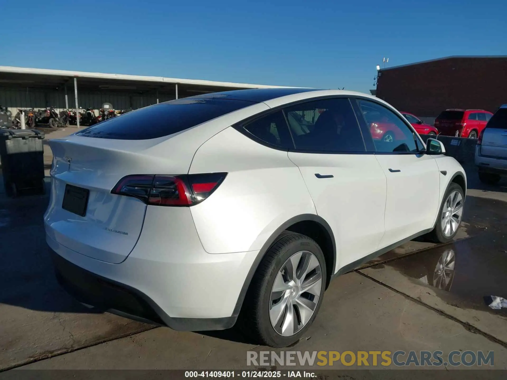 4 Photograph of a damaged car 7SAYGDEE7RA273395 TESLA MODEL Y 2024