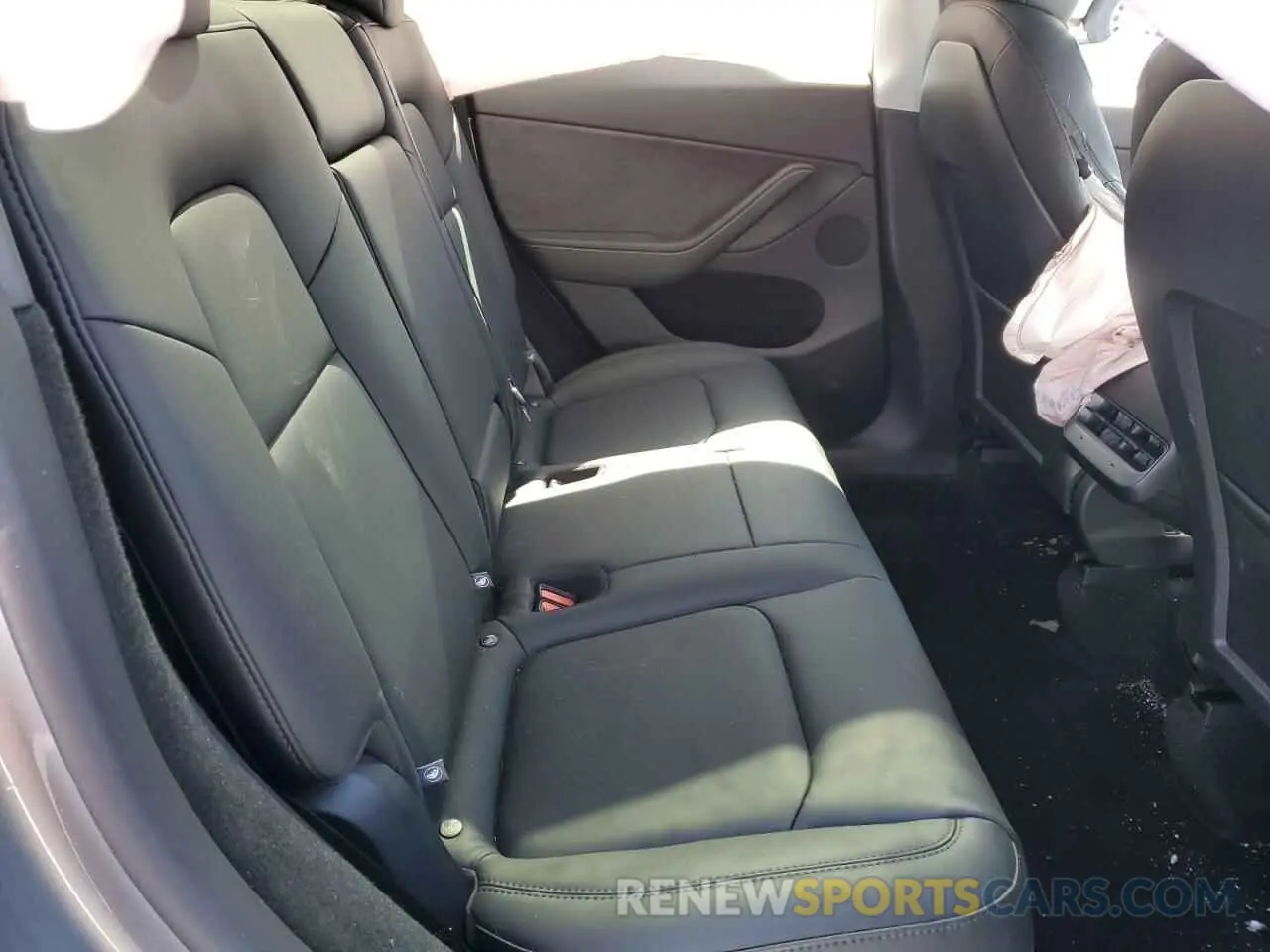 11 Photograph of a damaged car 7SAYGDEE7RA330095 TESLA MODEL Y 2024