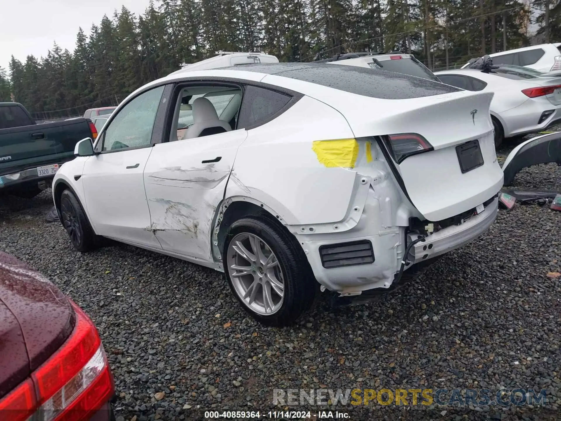 3 Photograph of a damaged car 7SAYGDEE7RF083700 TESLA MODEL Y 2024