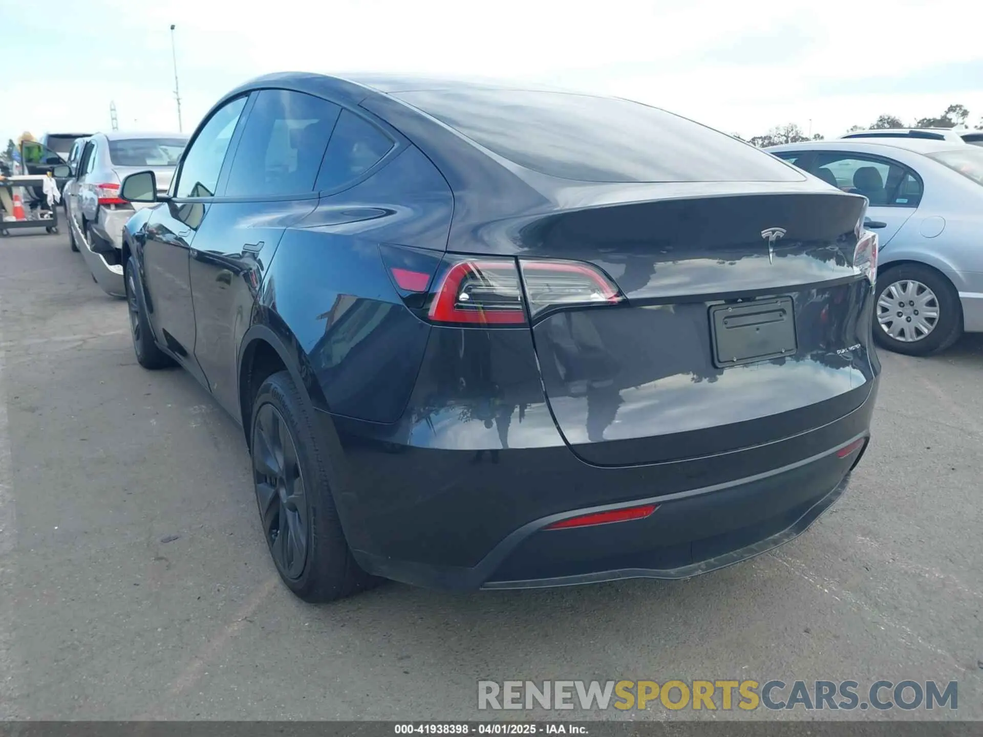 3 Фотография поврежденного автомобиля 7SAYGDEE7RF117702 TESLA MODEL Y 2024