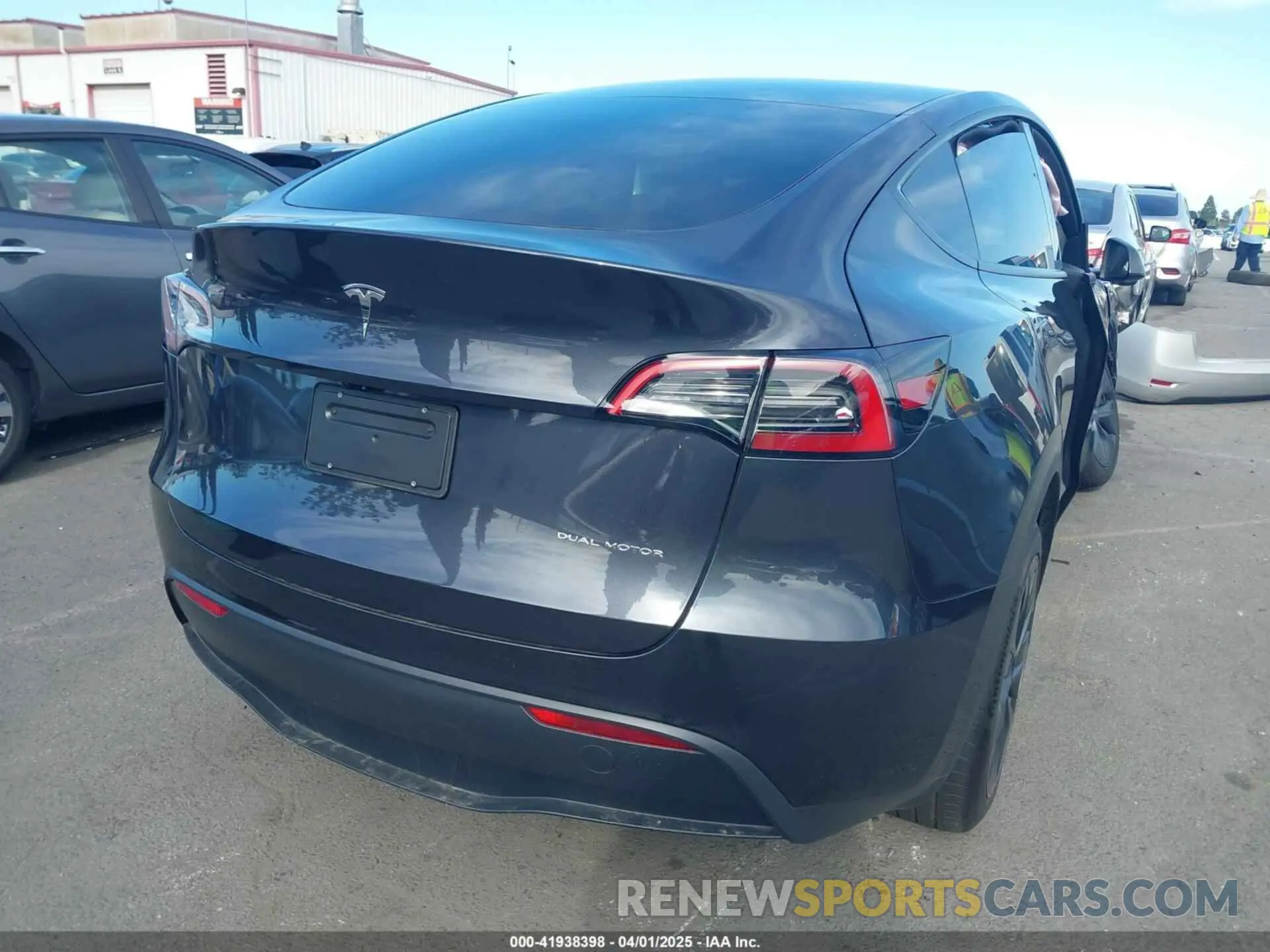 4 Фотография поврежденного автомобиля 7SAYGDEE7RF117702 TESLA MODEL Y 2024