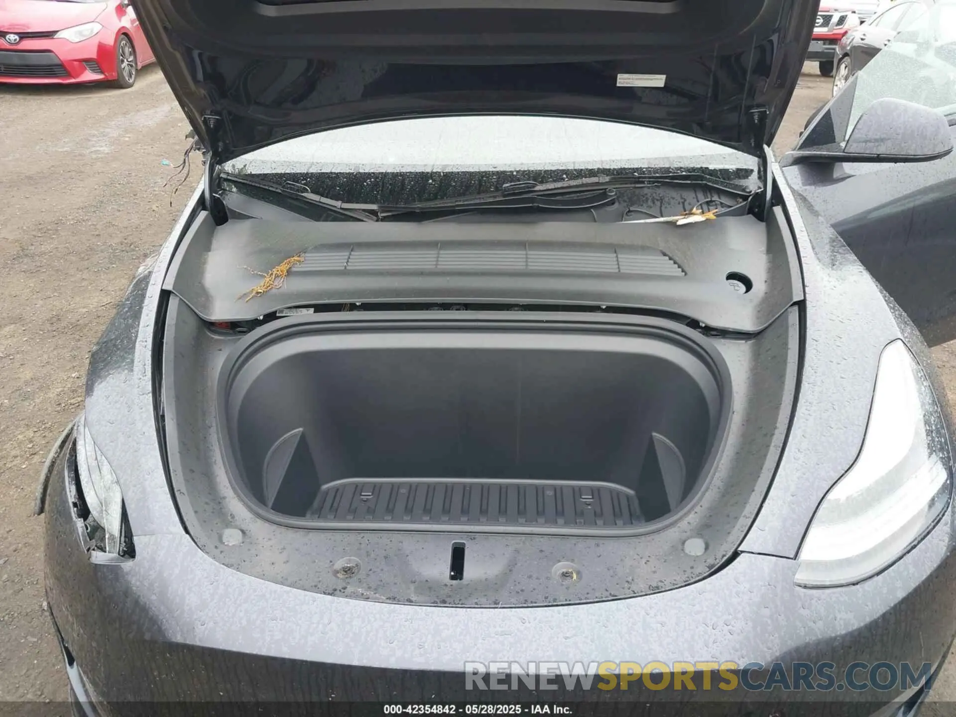 10 Photograph of a damaged car 7SAYGDEE7RF150263 TESLA MODEL Y 2024