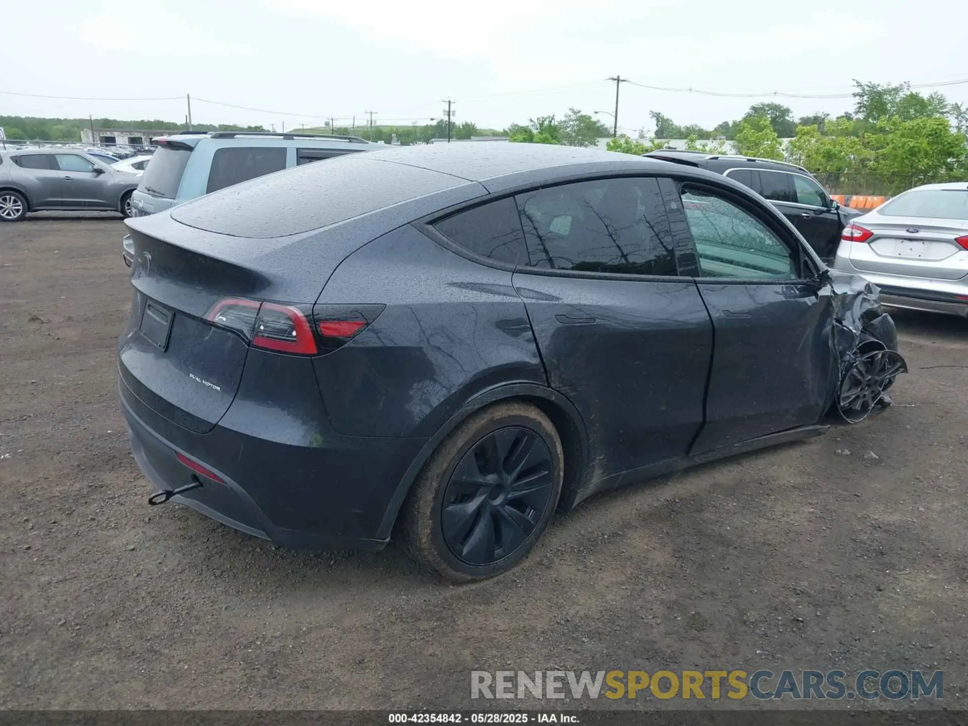 4 Photograph of a damaged car 7SAYGDEE7RF150263 TESLA MODEL Y 2024