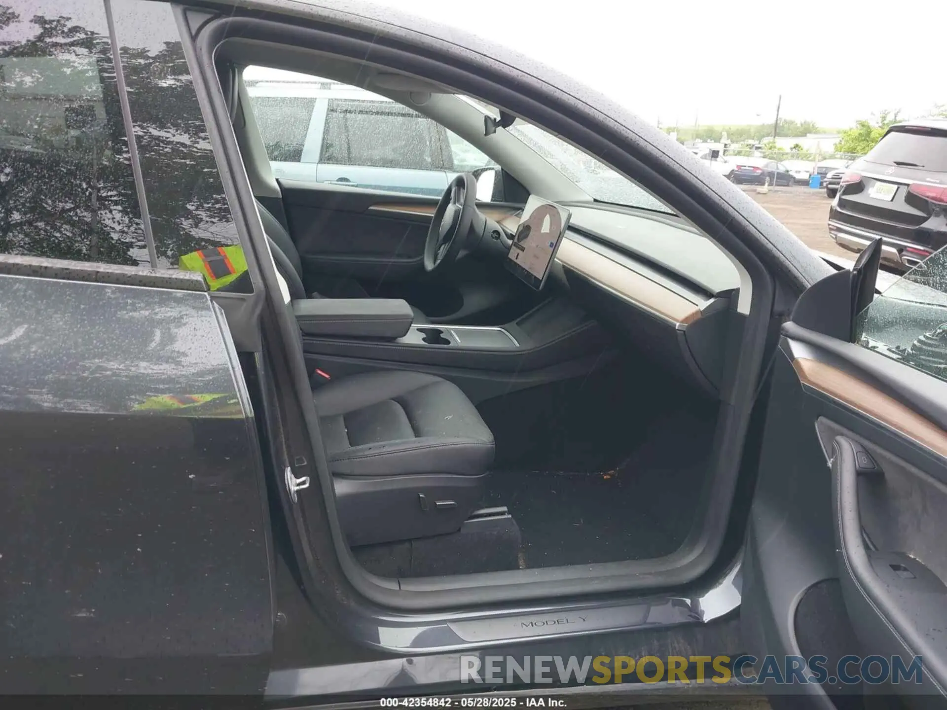 5 Photograph of a damaged car 7SAYGDEE7RF150263 TESLA MODEL Y 2024