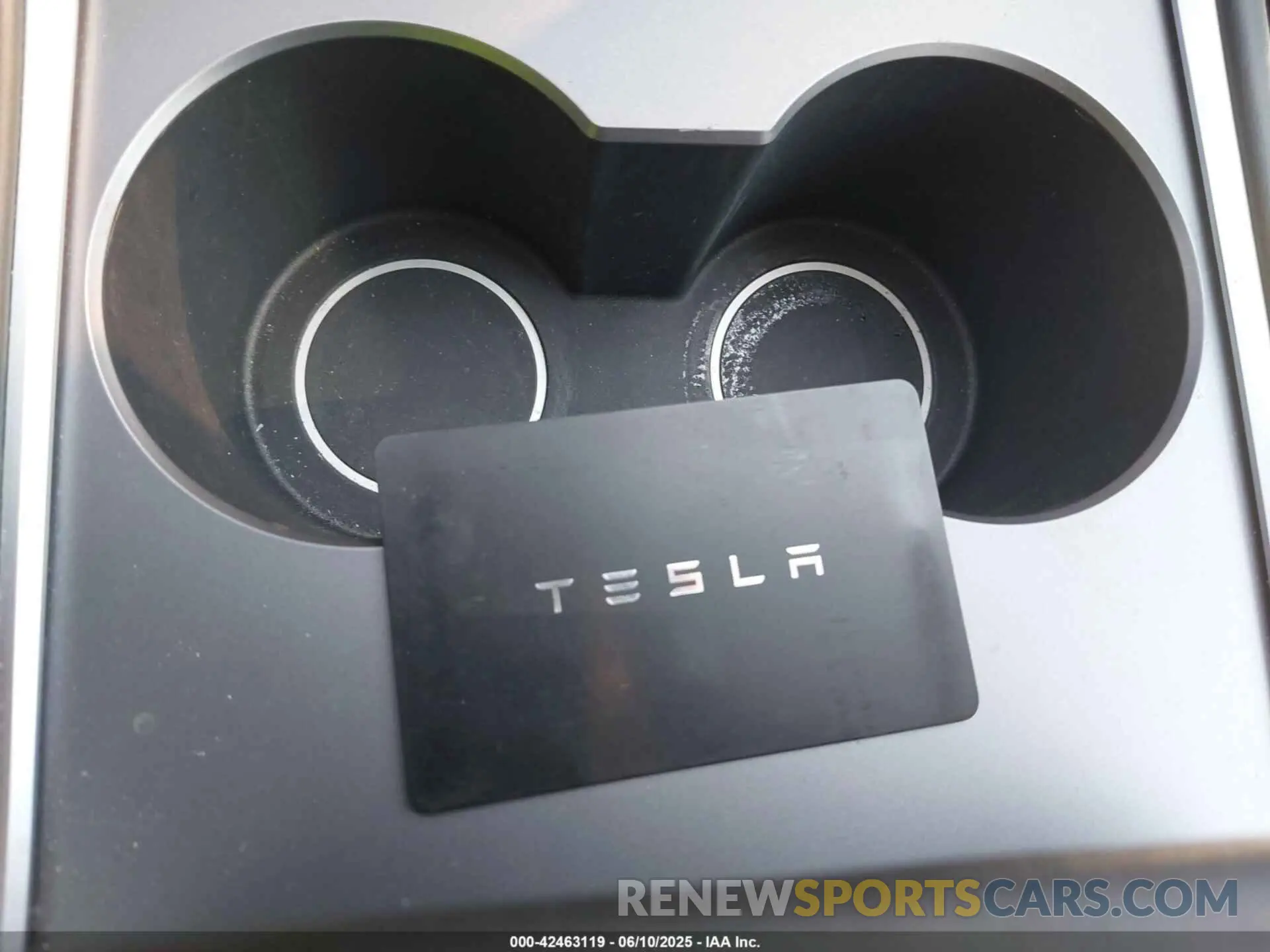 11 Photograph of a damaged car 7SAYGDEE7RF202104 TESLA MODEL Y 2024